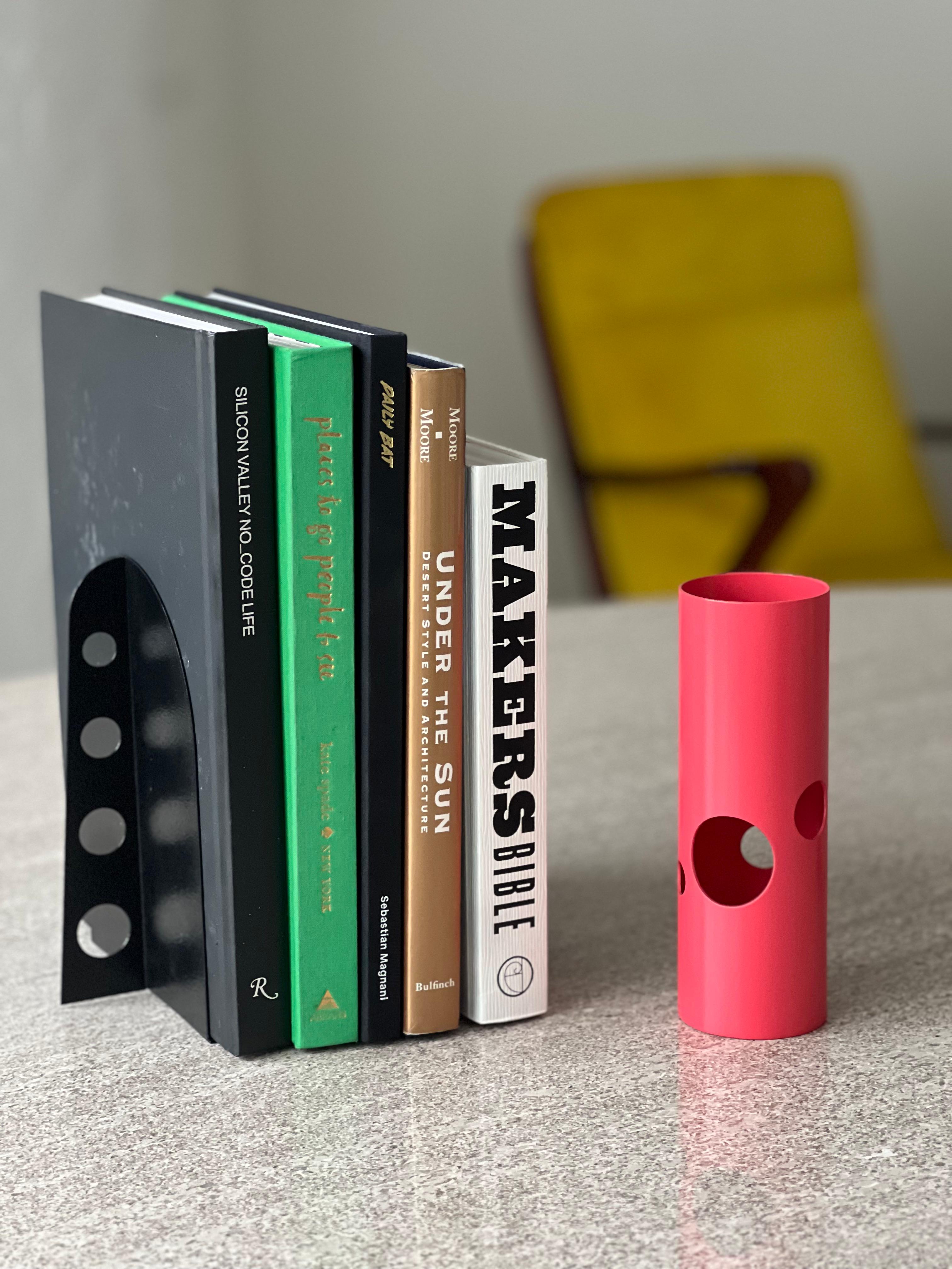 Acier Vase décoratif italien, rose vif, collection Spinzi Silös en vente