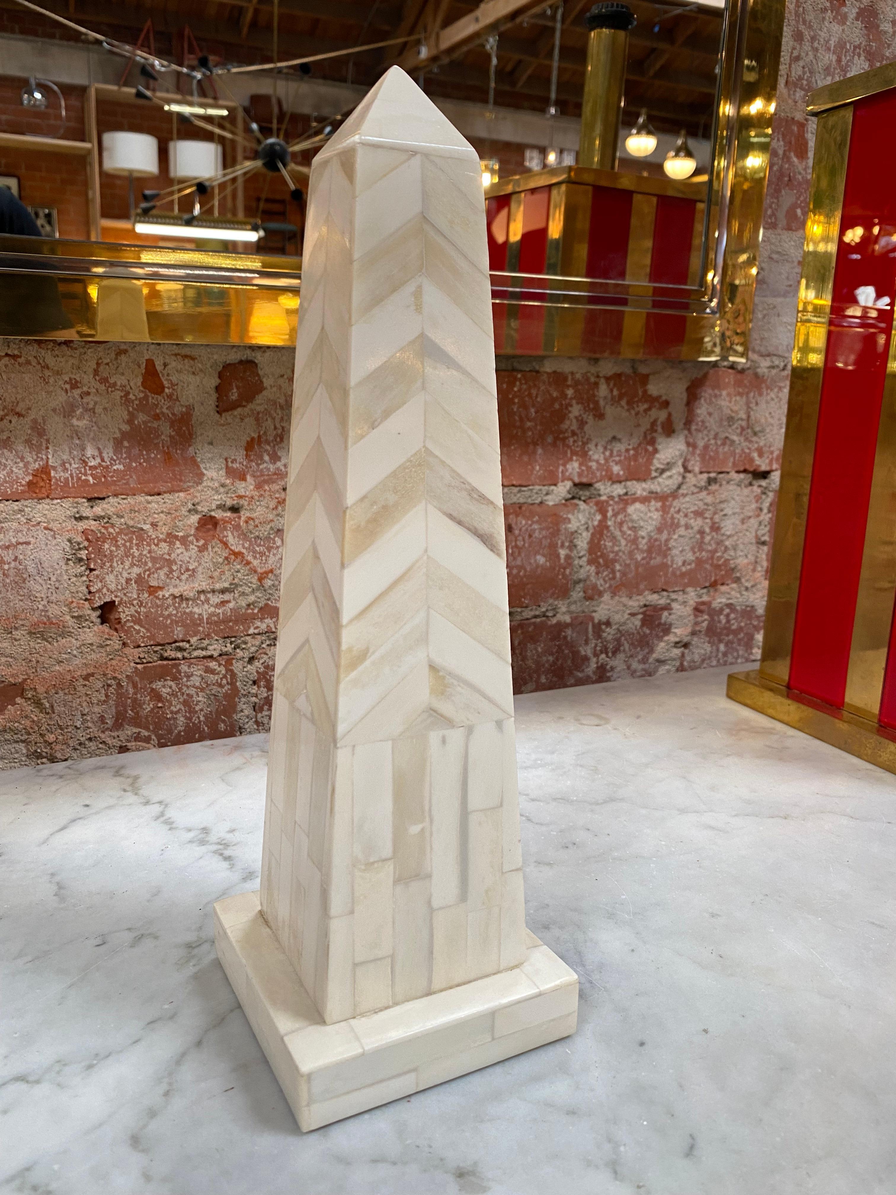 Dekorativer Obelisk aus italienischem Holz, hergestellt in Italien in den 1970er Jahren.
 