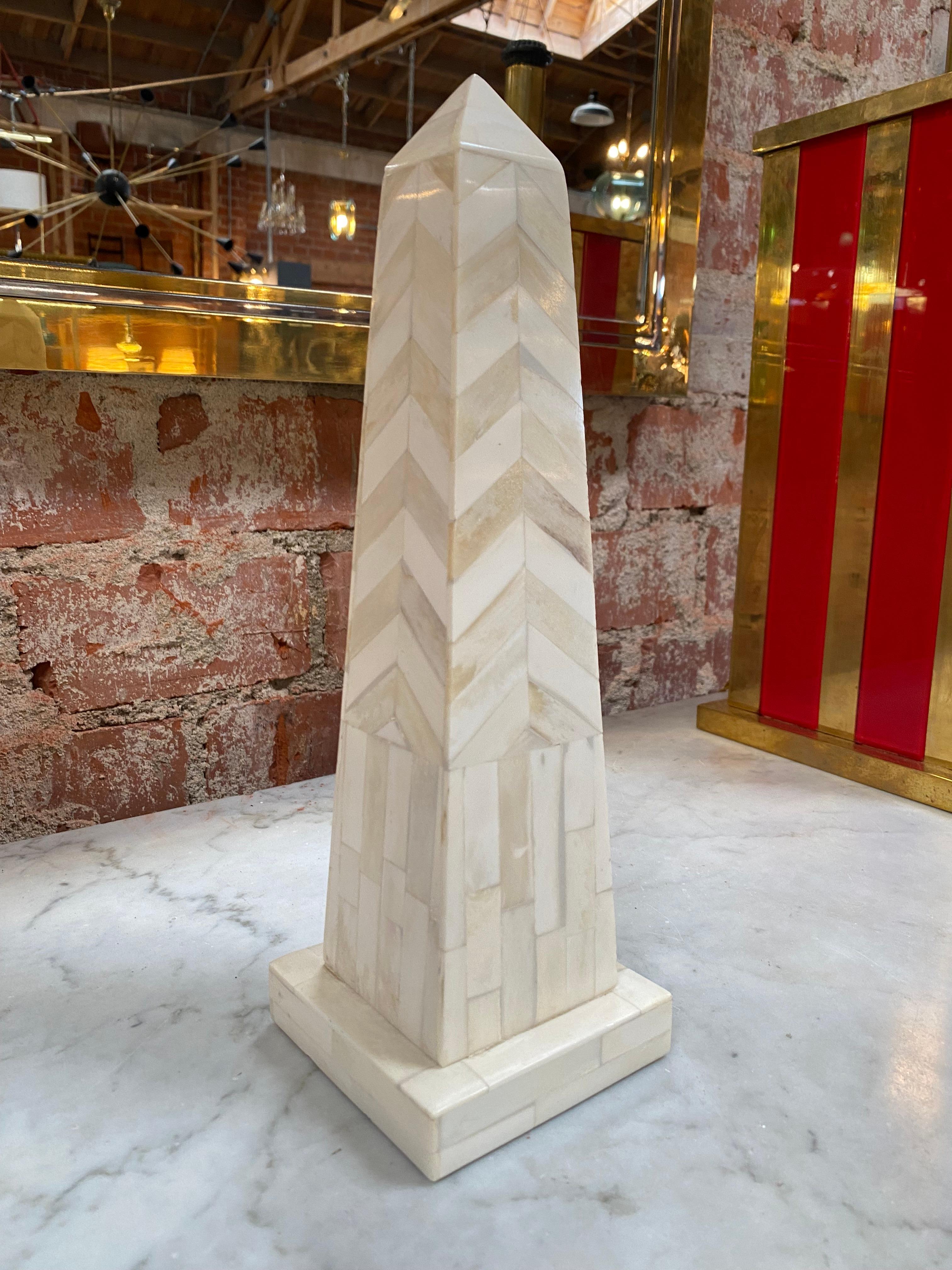Dekorativer Obelisk aus italienischem Holz 1970er Jahre (Moderne der Mitte des Jahrhunderts) im Angebot