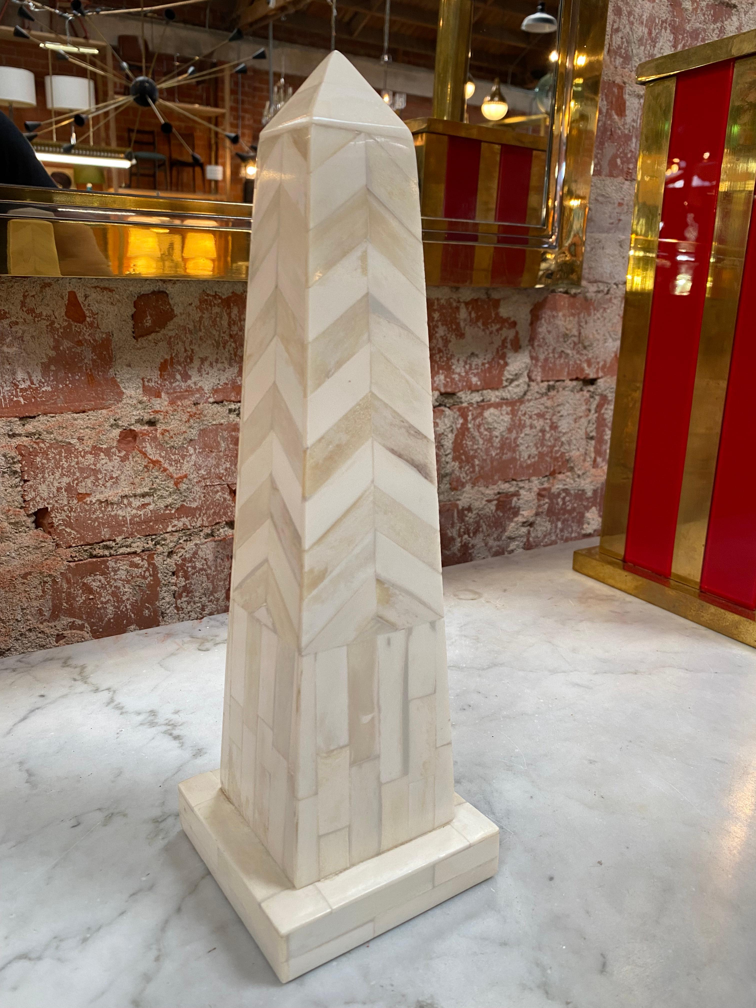 Dekorativer Obelisk aus italienischem Holz 1970er Jahre (Italienisch) im Angebot