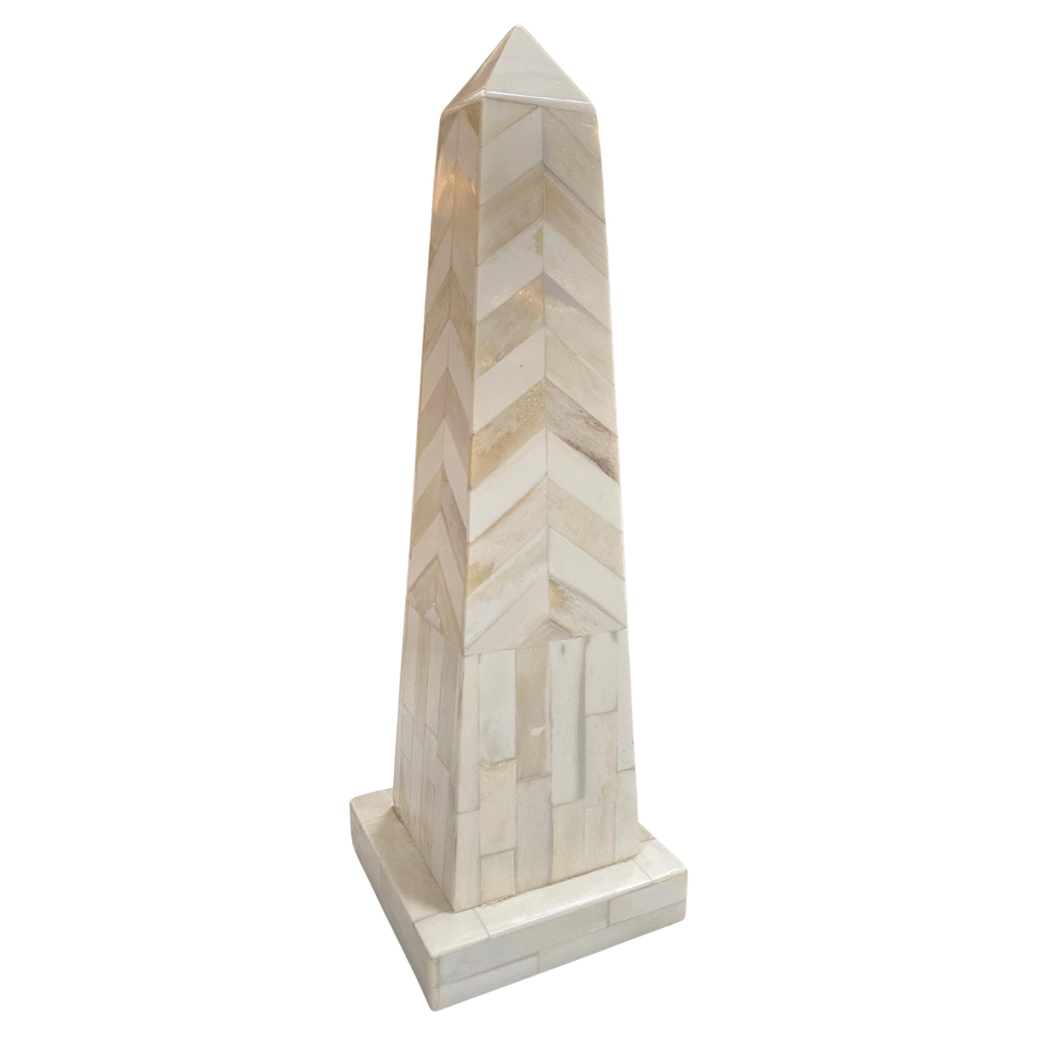 Dekorativer Obelisk aus italienischem Holz 1970er Jahre im Angebot
