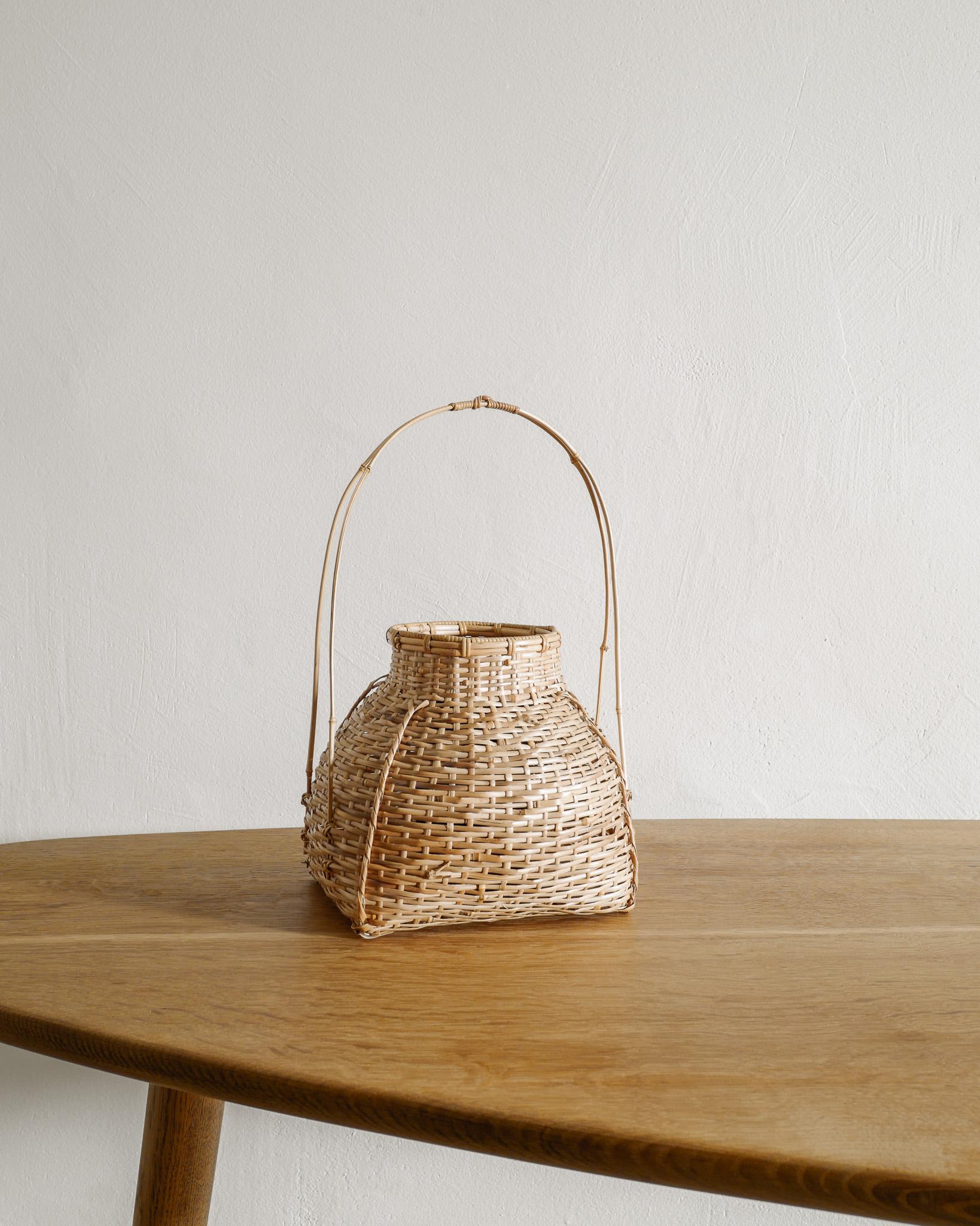 Raro cesto decorativo giapponese per fiori Ikebana in bambù intrecciato a mano con vaso in legno ebanizzato intagliato per fiori prodotto in Giappone negli anni '60 circa.  In ottime condizioni originali con minimi segni di età e di utilizzo. 
Viene