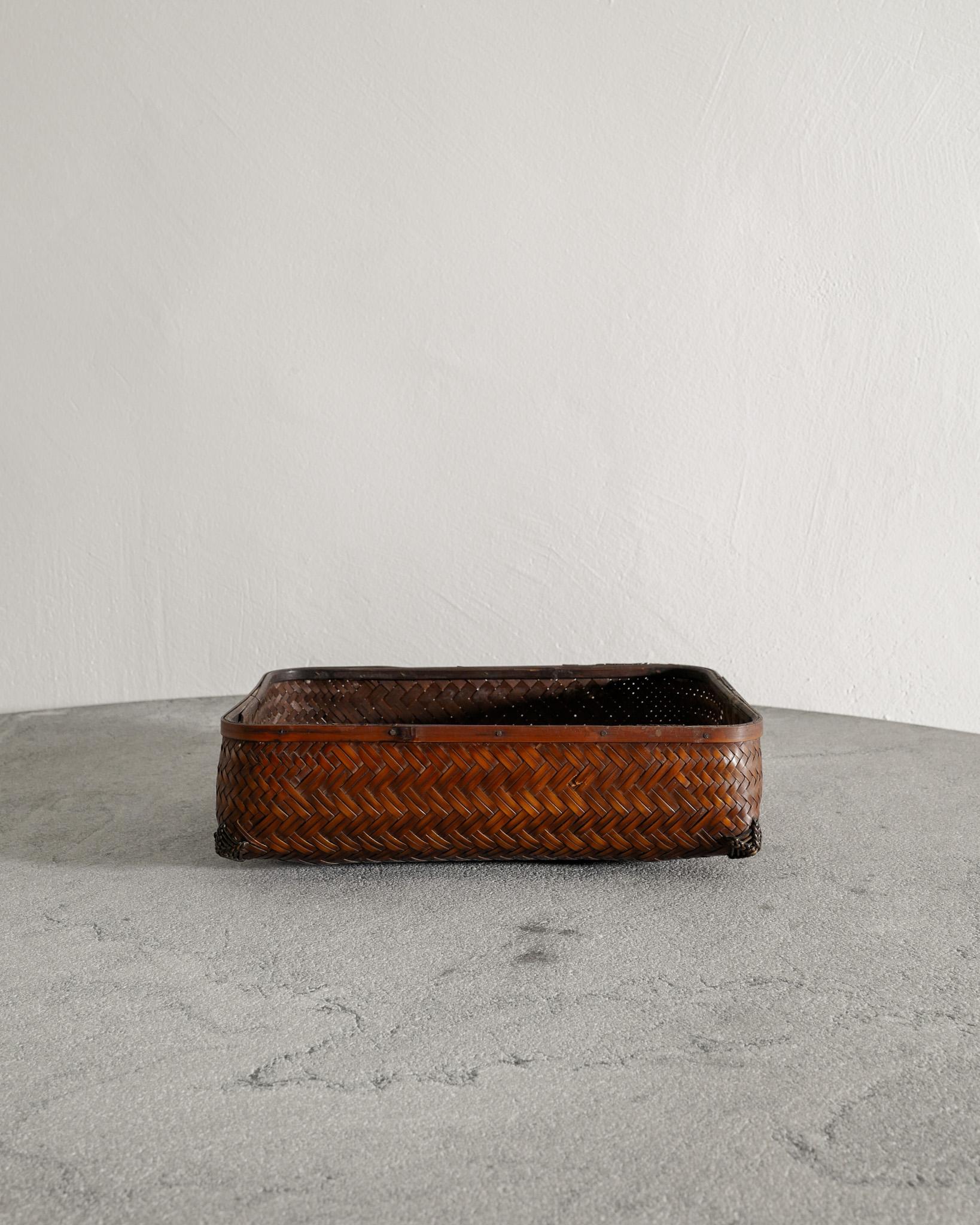 Rara cesta rectangular y decorativa de ikebana japonesa de mediados de siglo en bambú producida en Japón, años 50. En buen estado original. 

Dimensiones: Alto: 35 cm Ancho: 35 cm Fondo: 27 cm