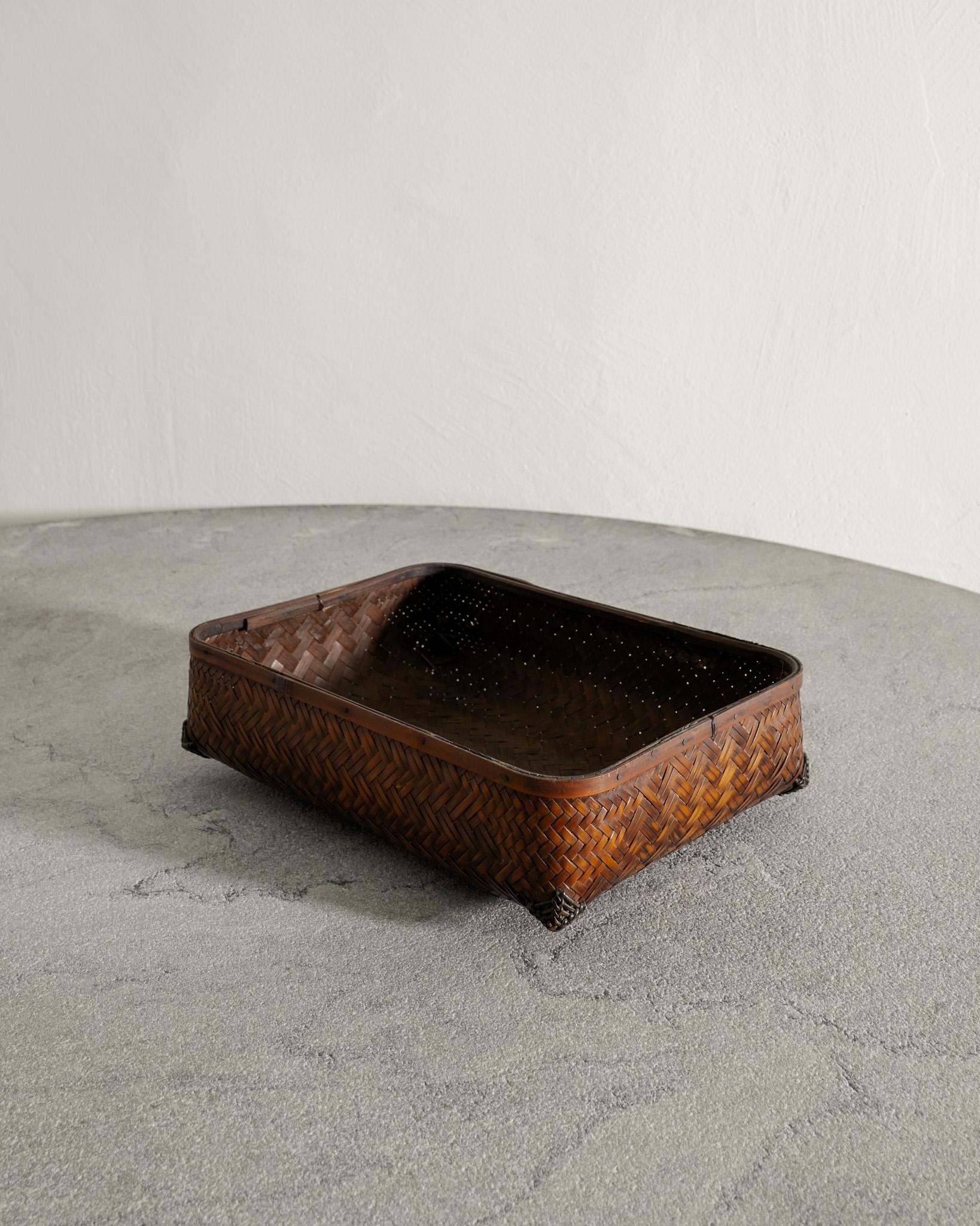 Cesta decorativa japonesa de bambú Ikebana de mediados de siglo producida en Japón, años 50 Moderno de mediados de siglo en venta