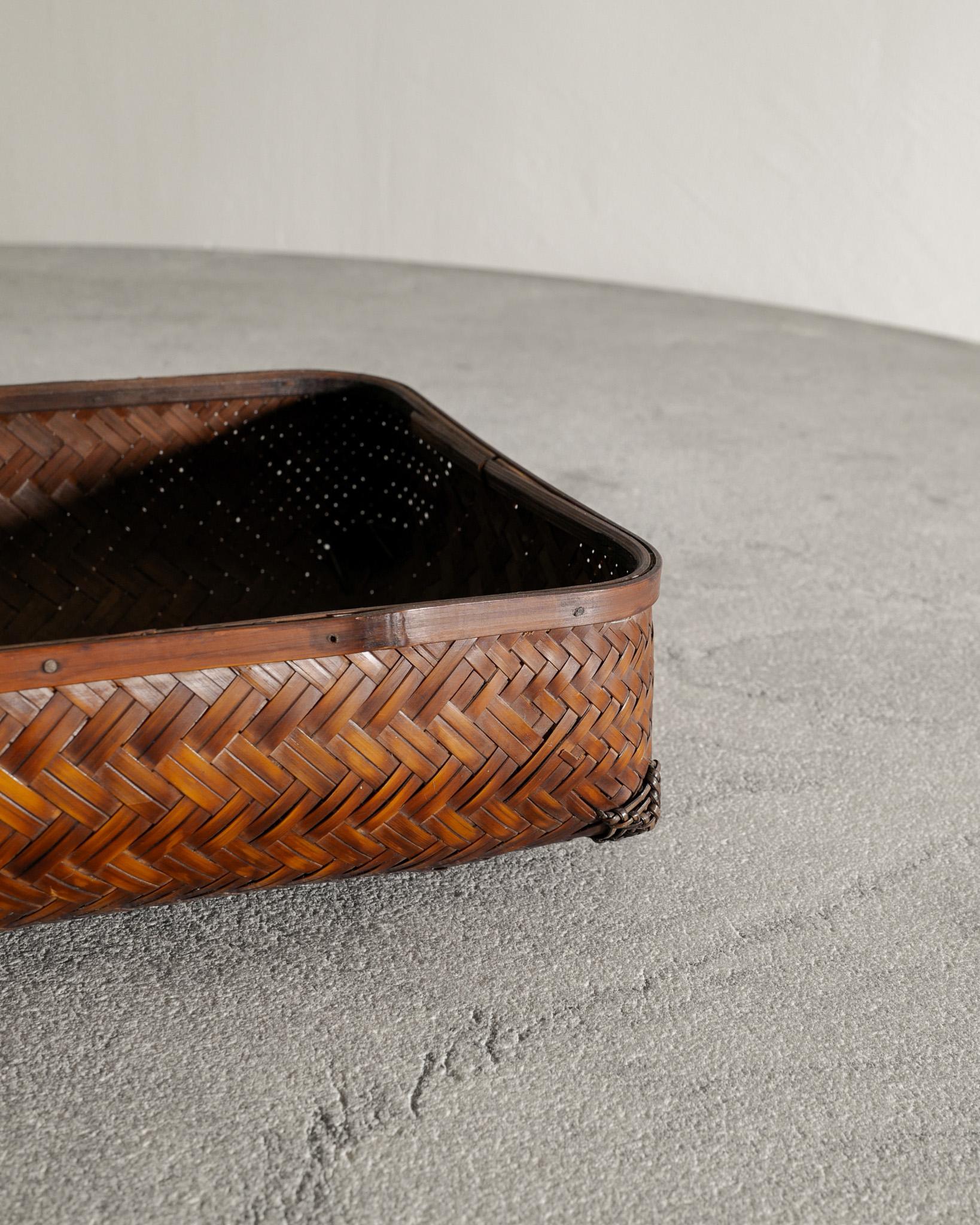 Cesta decorativa japonesa de bambú Ikebana de mediados de siglo producida en Japón, años 50 mediados del siglo XX en venta
