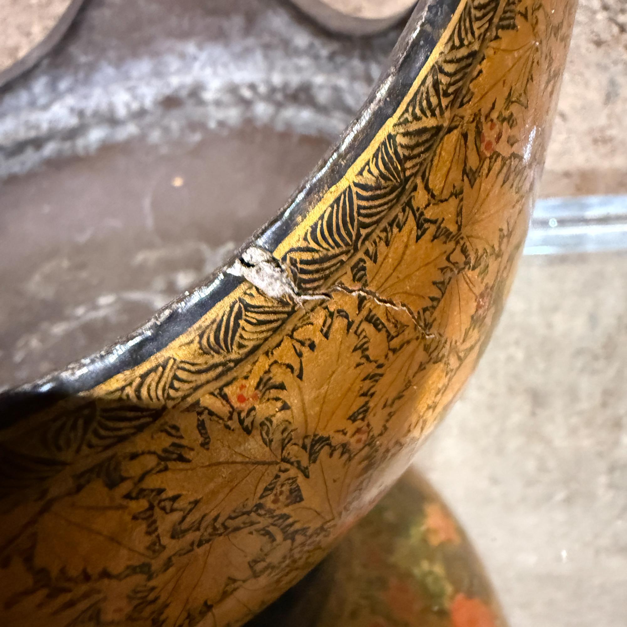 Ciotola per mendicanti decorativa in ottone Kashmiri Kashkul Teste di drago in vendita 2