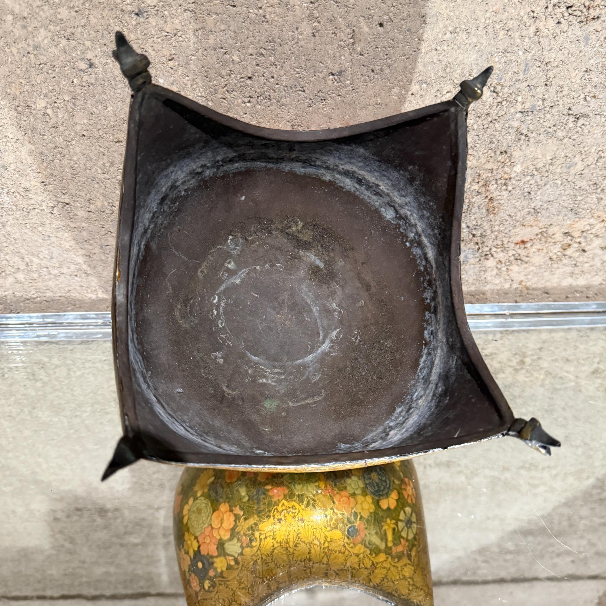 Ciotola per mendicanti decorativa in ottone Kashmiri Kashkul Teste di drago in vendita 4