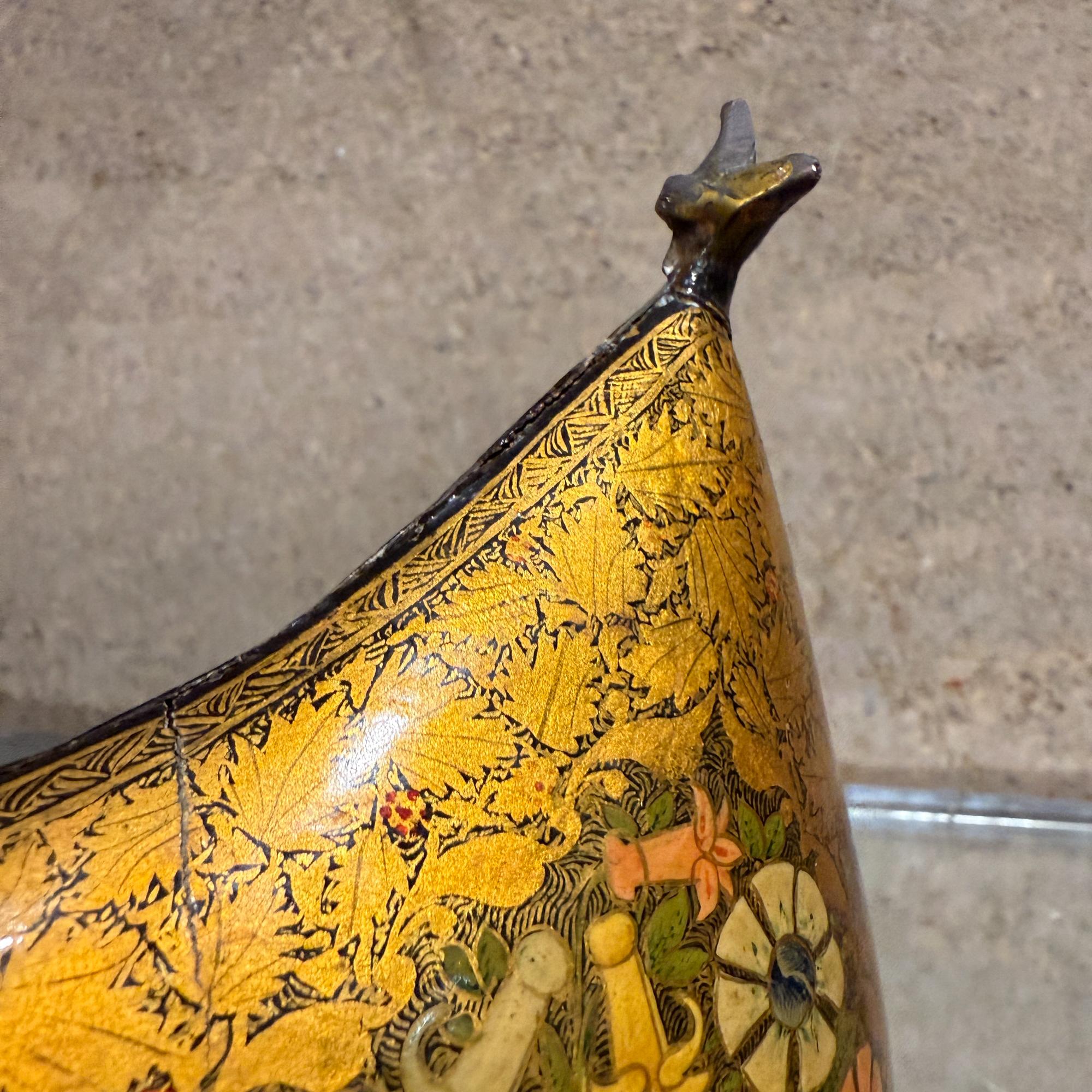 Indiano Ciotola per mendicanti decorativa in ottone Kashmiri Kashkul Teste di drago in vendita