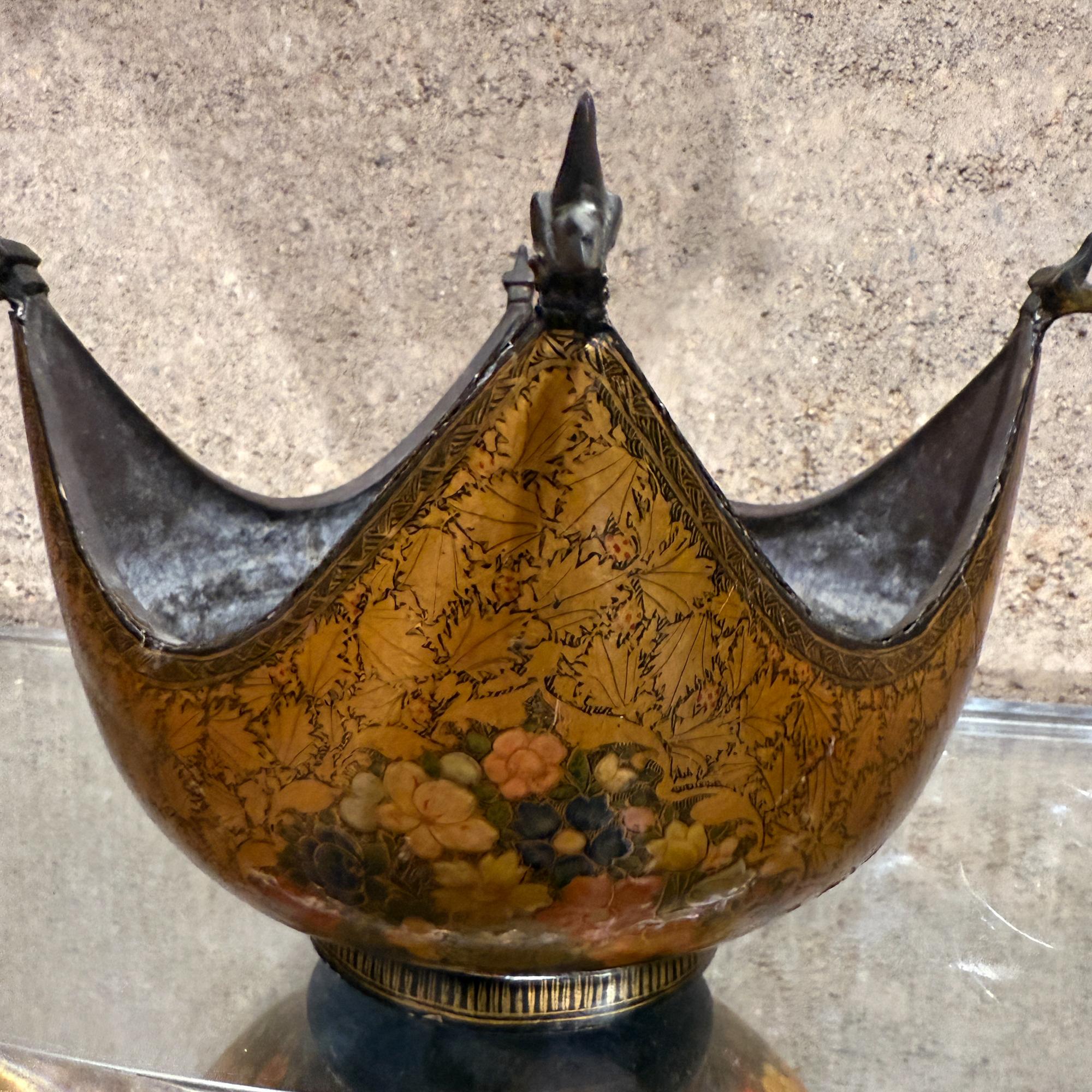 Ciotola per mendicanti decorativa in ottone Kashmiri Kashkul Teste di drago In condizioni discrete in vendita a Chula Vista, CA