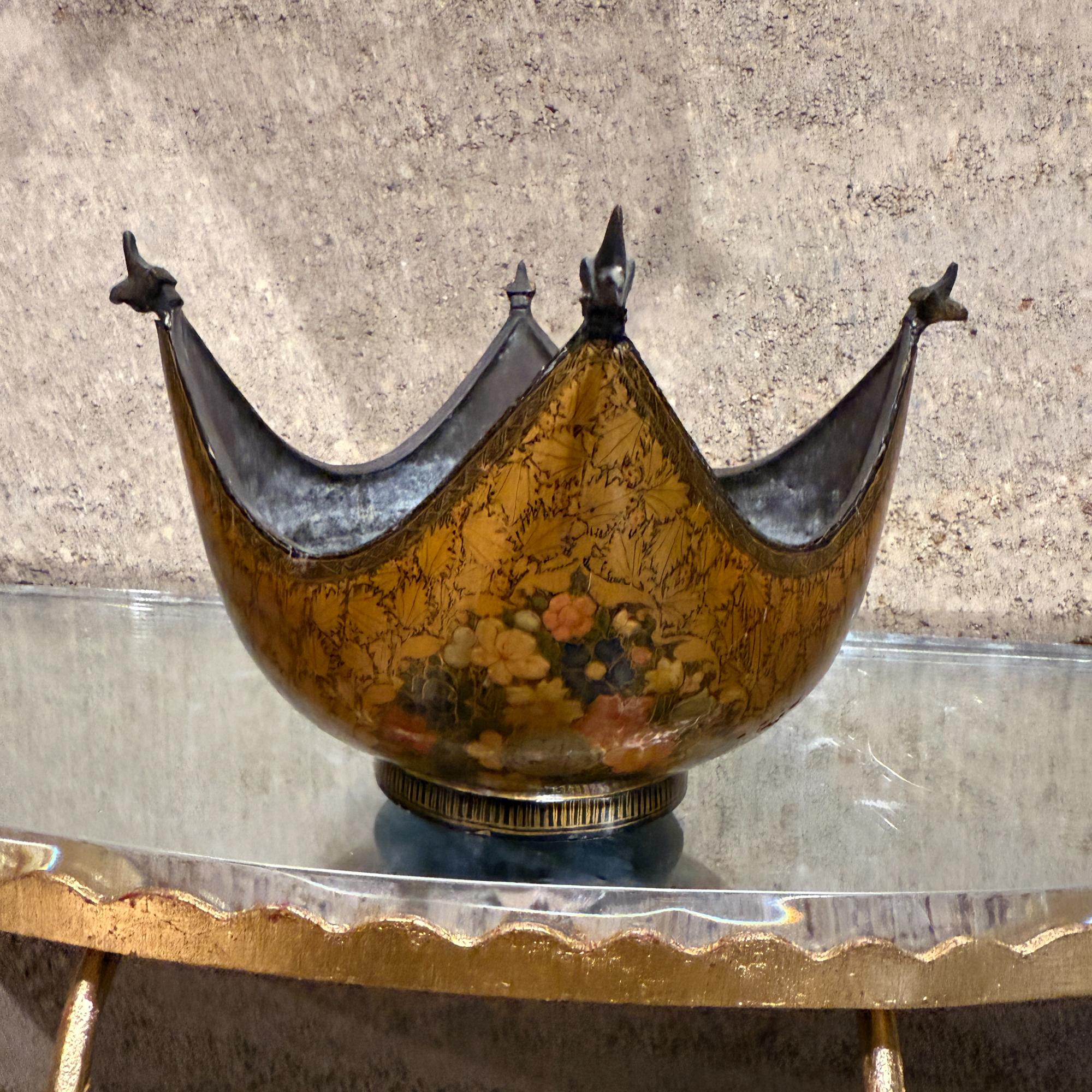 Metà XX secolo Ciotola per mendicanti decorativa in ottone Kashmiri Kashkul Teste di drago in vendita