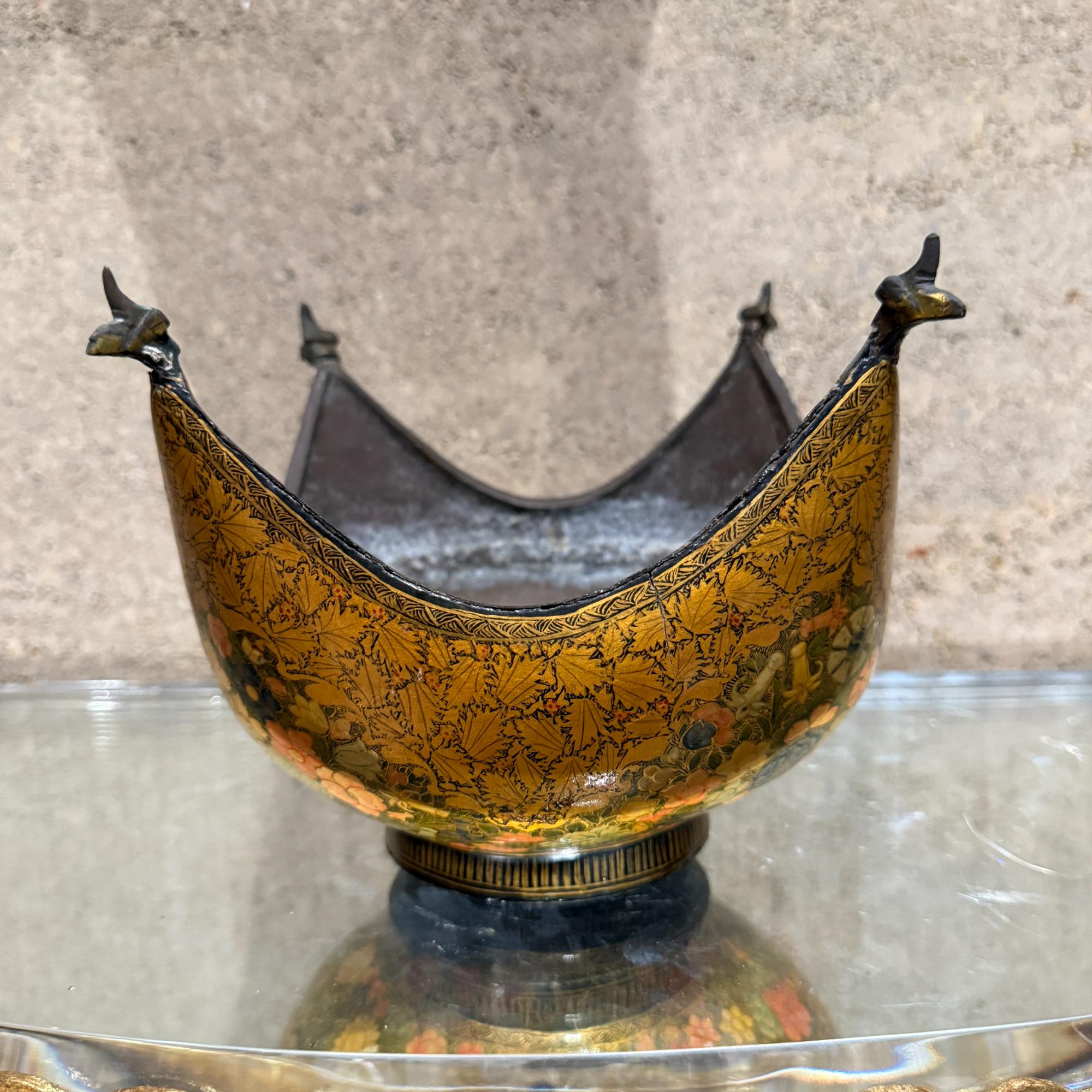 Ottone Ciotola per mendicanti decorativa in ottone Kashmiri Kashkul Teste di drago in vendita