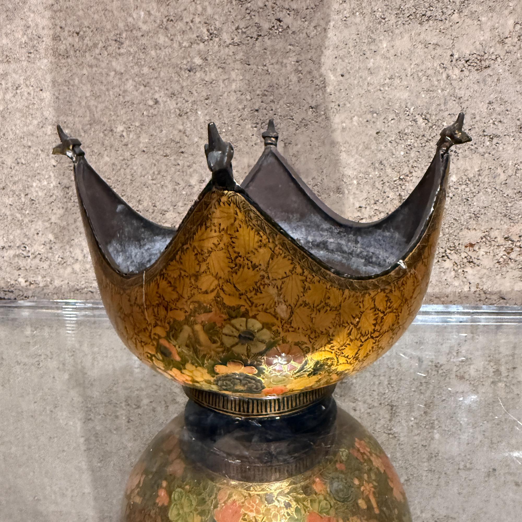 Ciotola per mendicanti decorativa in ottone Kashmiri Kashkul Teste di drago in vendita 1