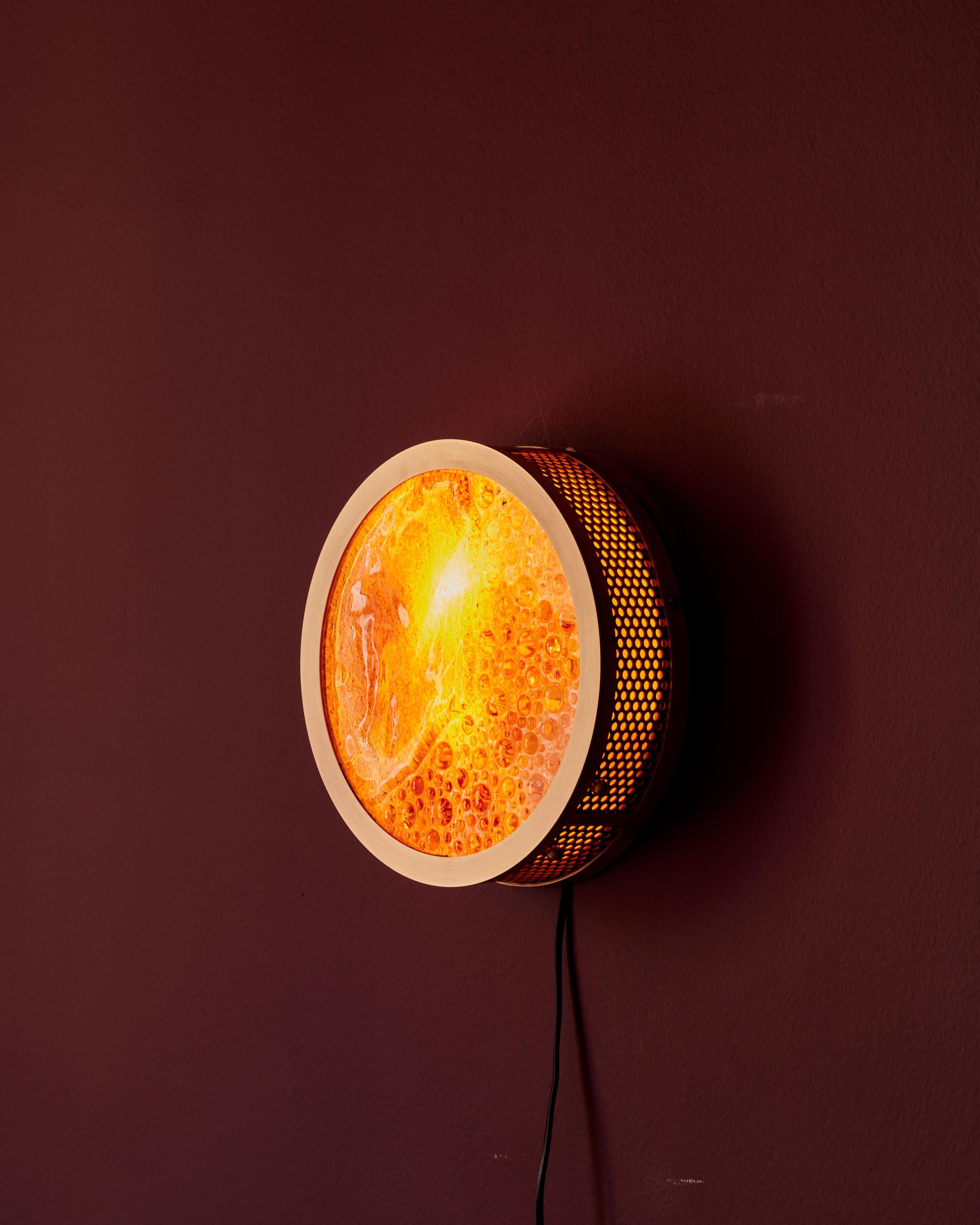 Dekorative Lampe von Quintana Partners mit farbigem Murano-Glas im Vintage-Stil.
Die Struktur dieser Leuchte ist aus robustem Messing gefertigt und kann an der Wand aufgehängt werden. Sie kann als Tischlampe oder Wandleuchte dienen.
Produziert und