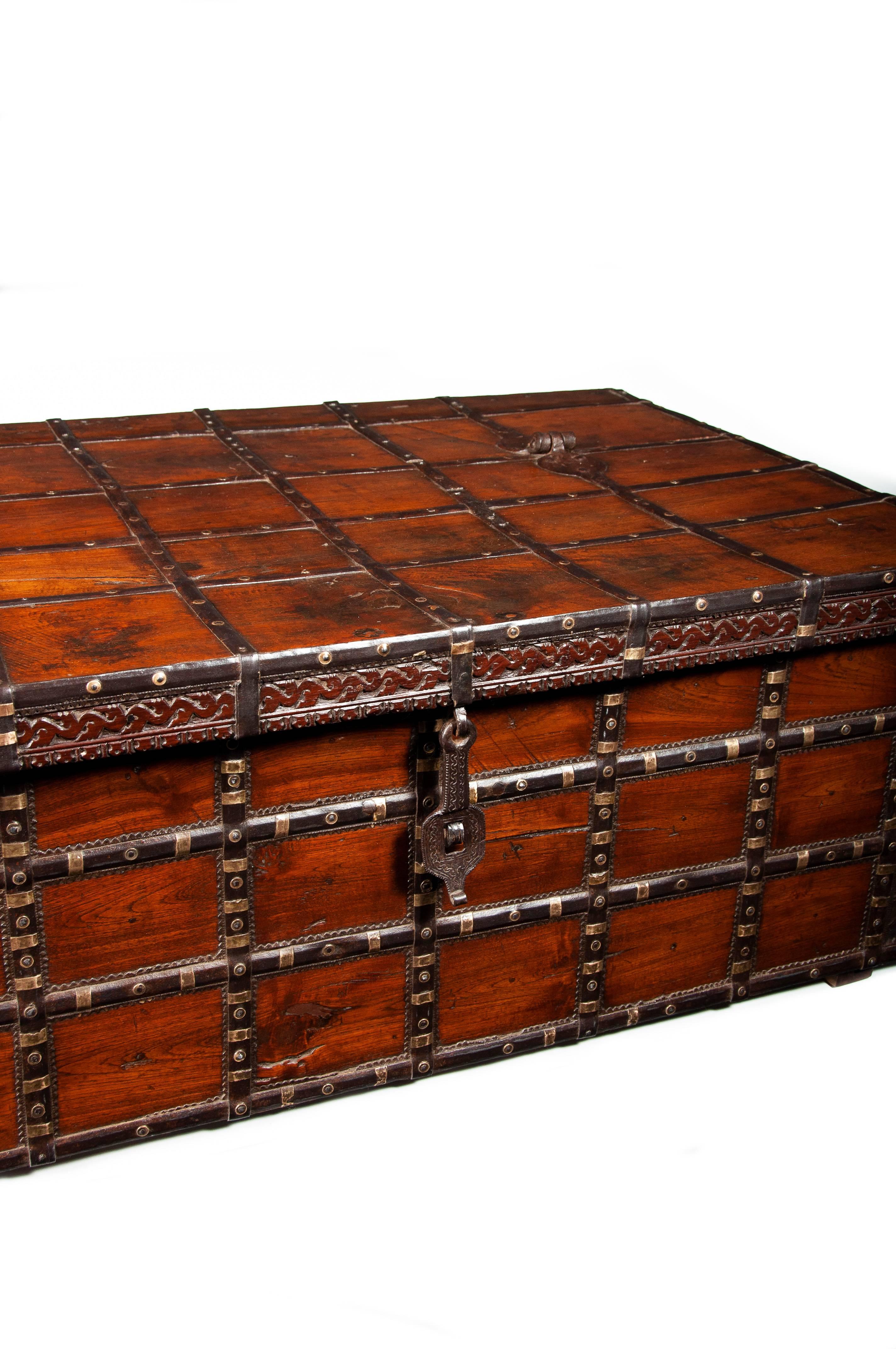 Decorative Large Antique Anglo-Indian Trunk, Coffee Table In Excellent Condition In Benington, Herts