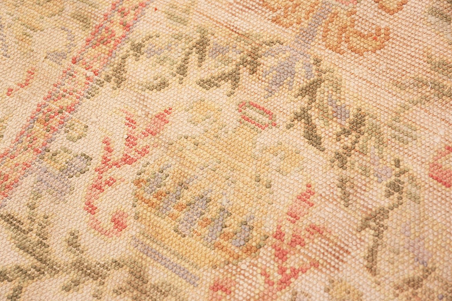 Tapis espagnol ancien. Taille : 9 pieds 7 po. x 15 pieds 7 po. Excellent état - En vente à New York, NY