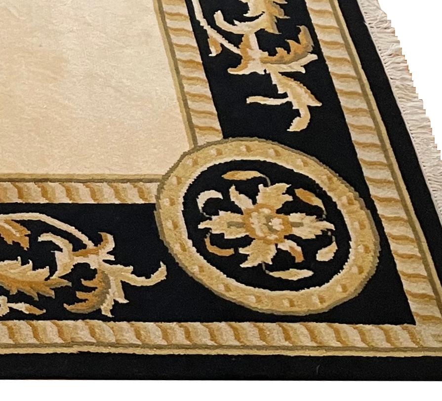 Tapis décoratif de grande taille
Le tapis présenté ici est un exemple impressionnant d'artisanat traditionnel, réalisé vers 1980. Avec ses dimensions généreuses de 250 cm de long et 300 cm de large, ce tapis est idéal comme élément central dans les