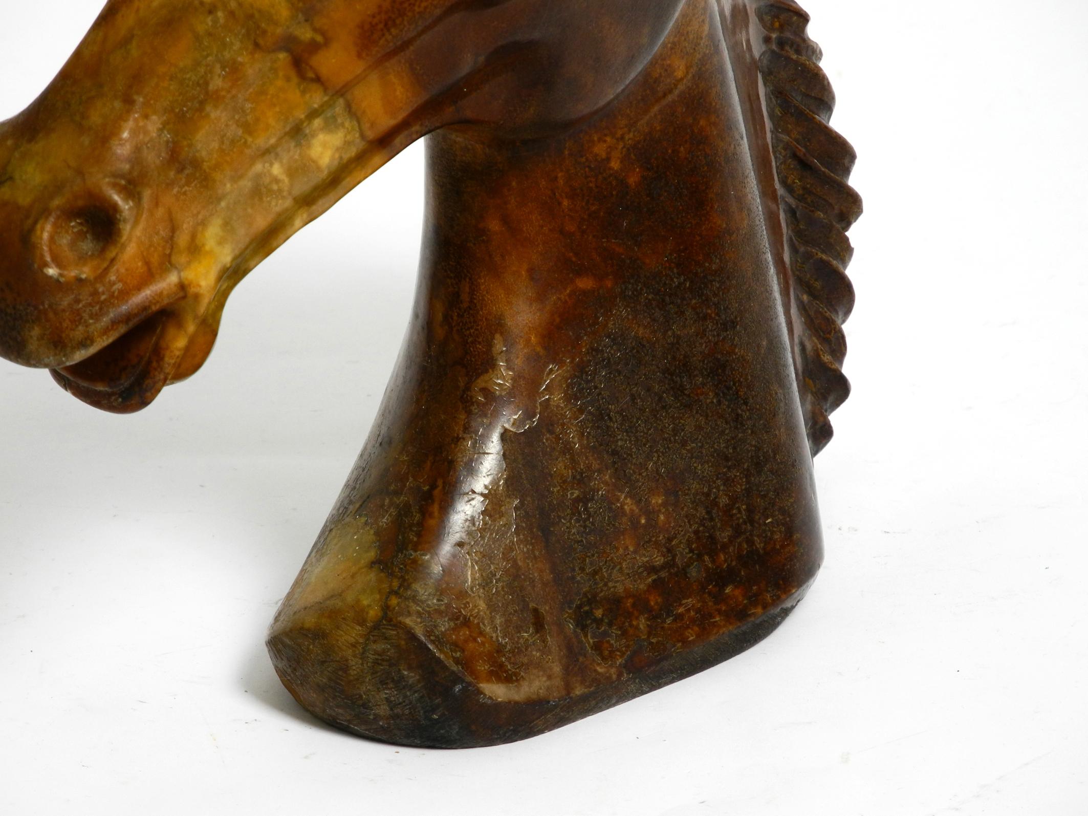 Sculpture décorative en pierre ollaire brune, tête de cheval des années 1960. en vente 3