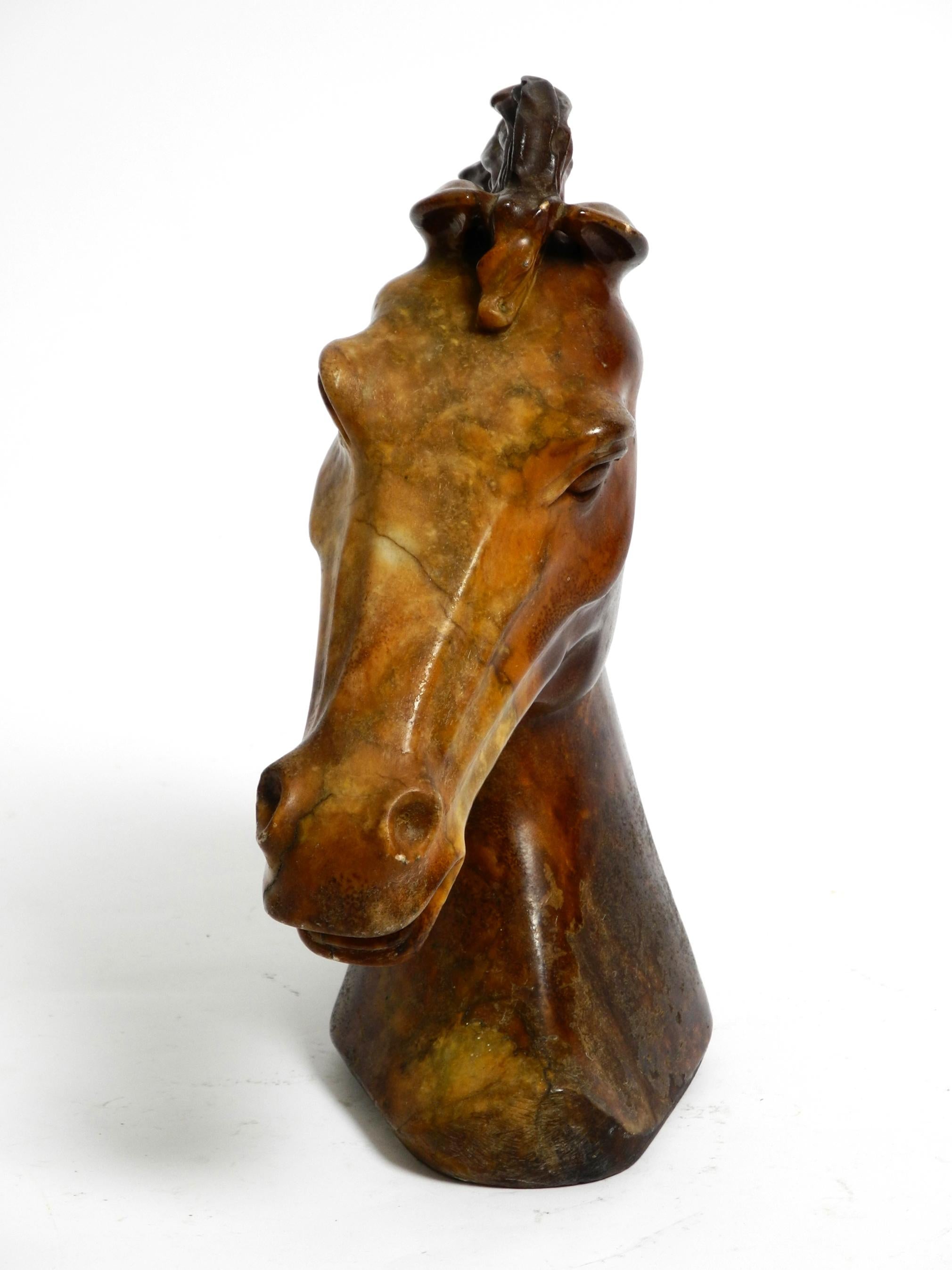 Sculpture décorative en pierre ollaire brune, tête de cheval des années 1960. en vente 11