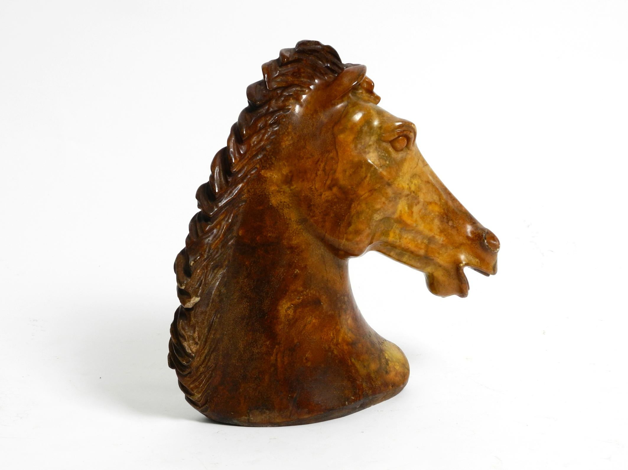 Mid-Century Modern Sculpture décorative en pierre ollaire brune, tête de cheval des années 1960. en vente