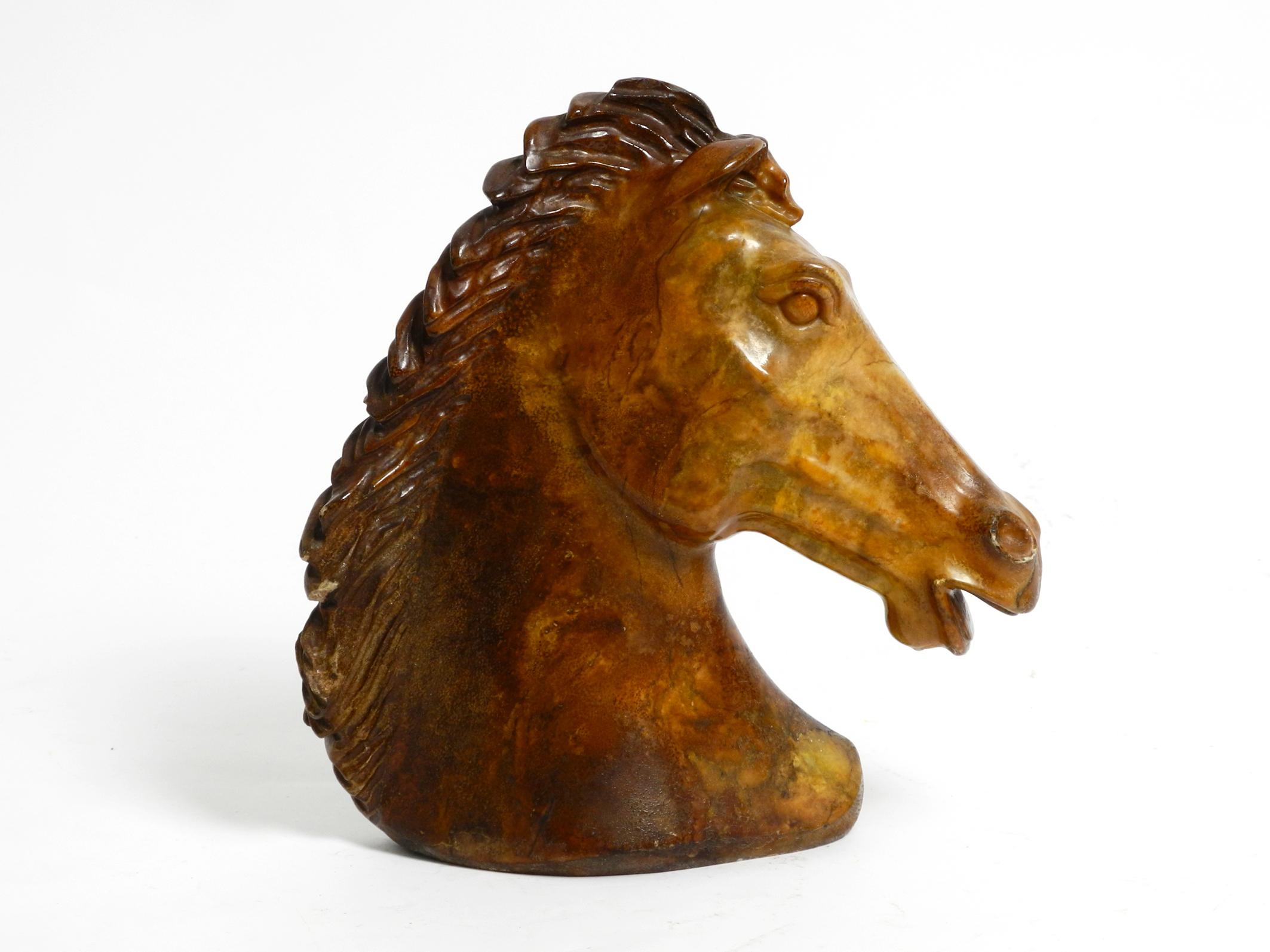 Allemand Sculpture décorative en pierre ollaire brune, tête de cheval des années 1960. en vente