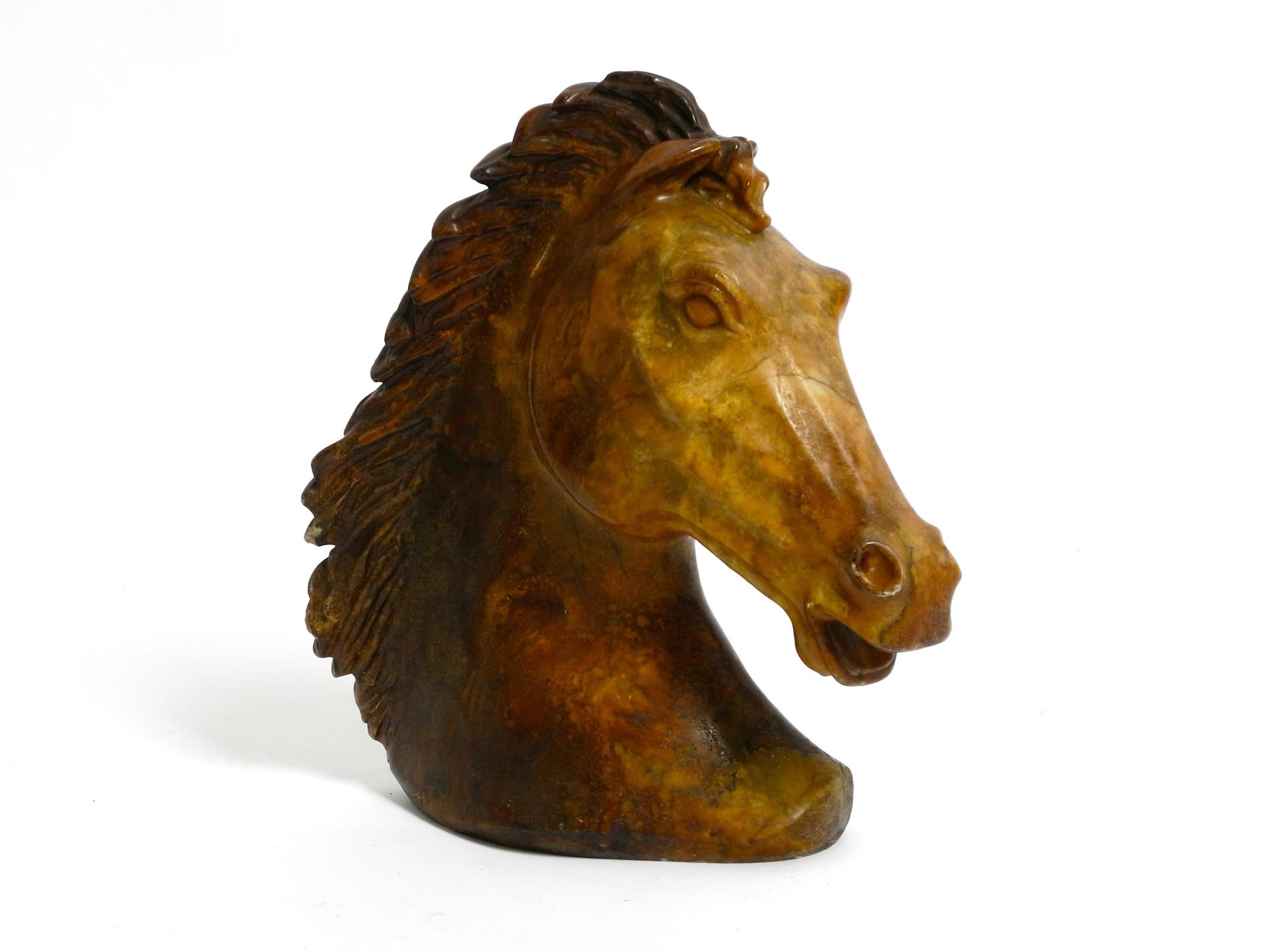 Sculpture décorative en pierre ollaire brune, tête de cheval des années 1960. Bon état - En vente à München, DE