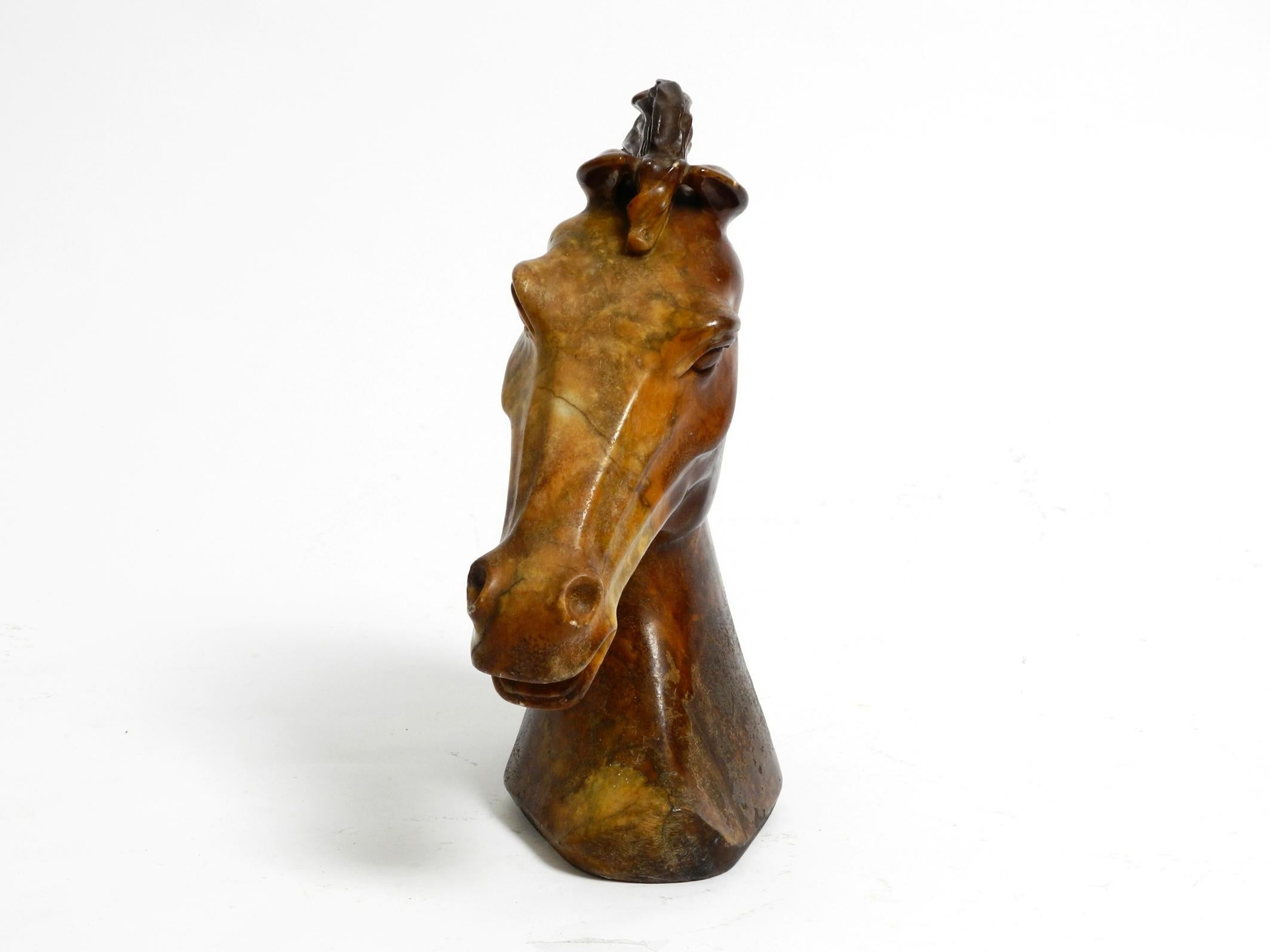 Milieu du XXe siècle Sculpture décorative en pierre ollaire brune, tête de cheval des années 1960. en vente