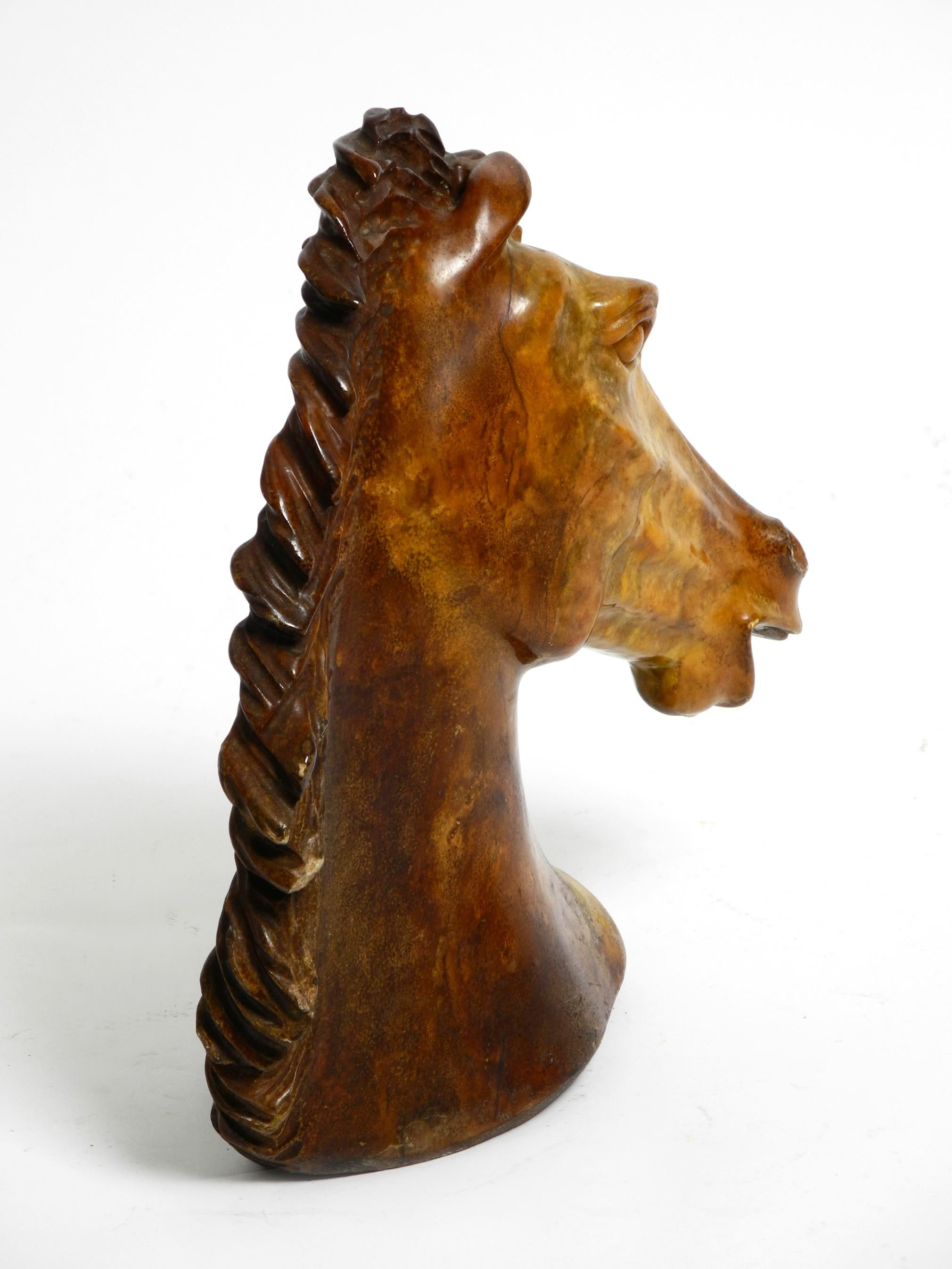 Stéatite Sculpture décorative en pierre ollaire brune, tête de cheval des années 1960. en vente
