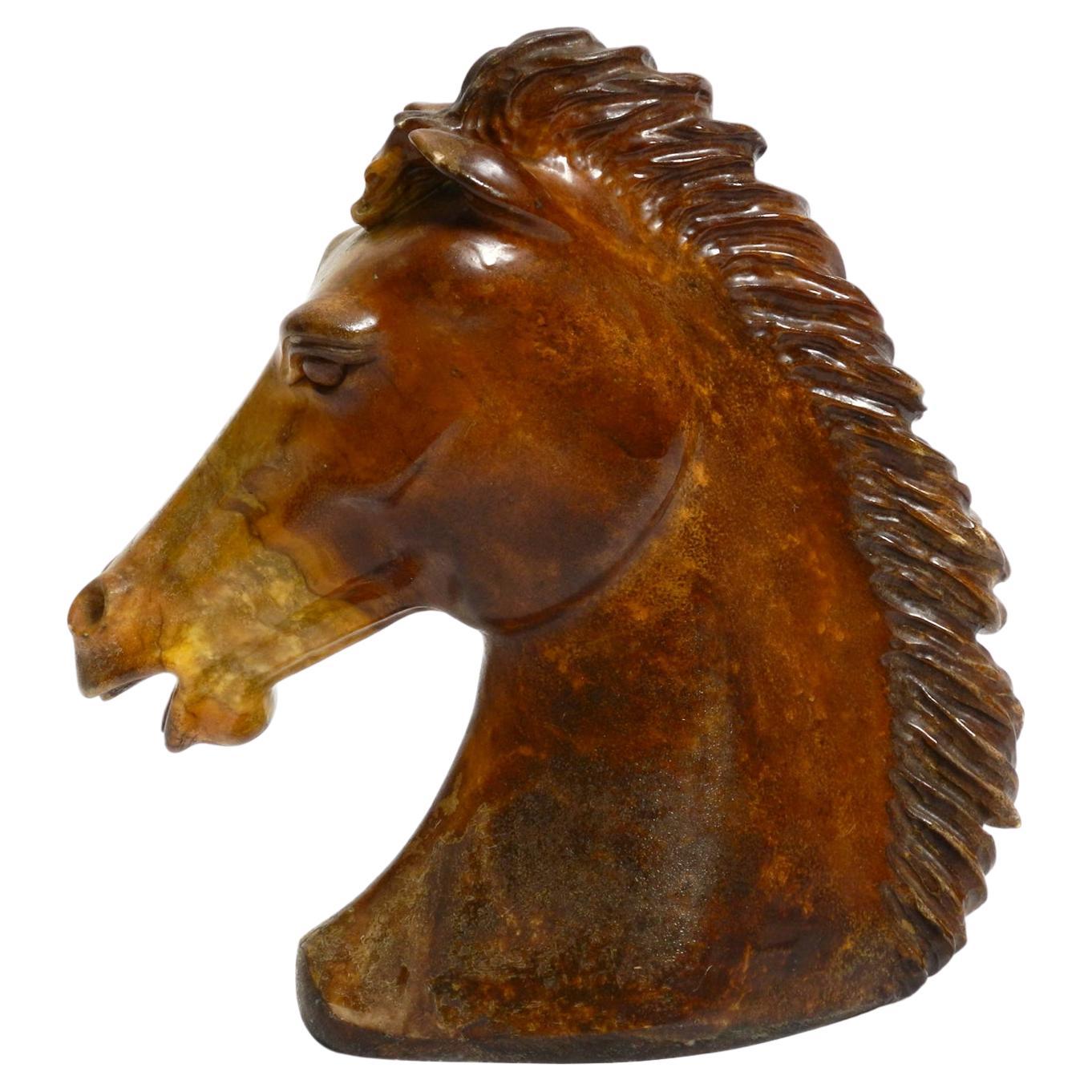 Escultura decorativa grande y pesada con cabeza de caballo de los años 60 en esteatita marrón en venta