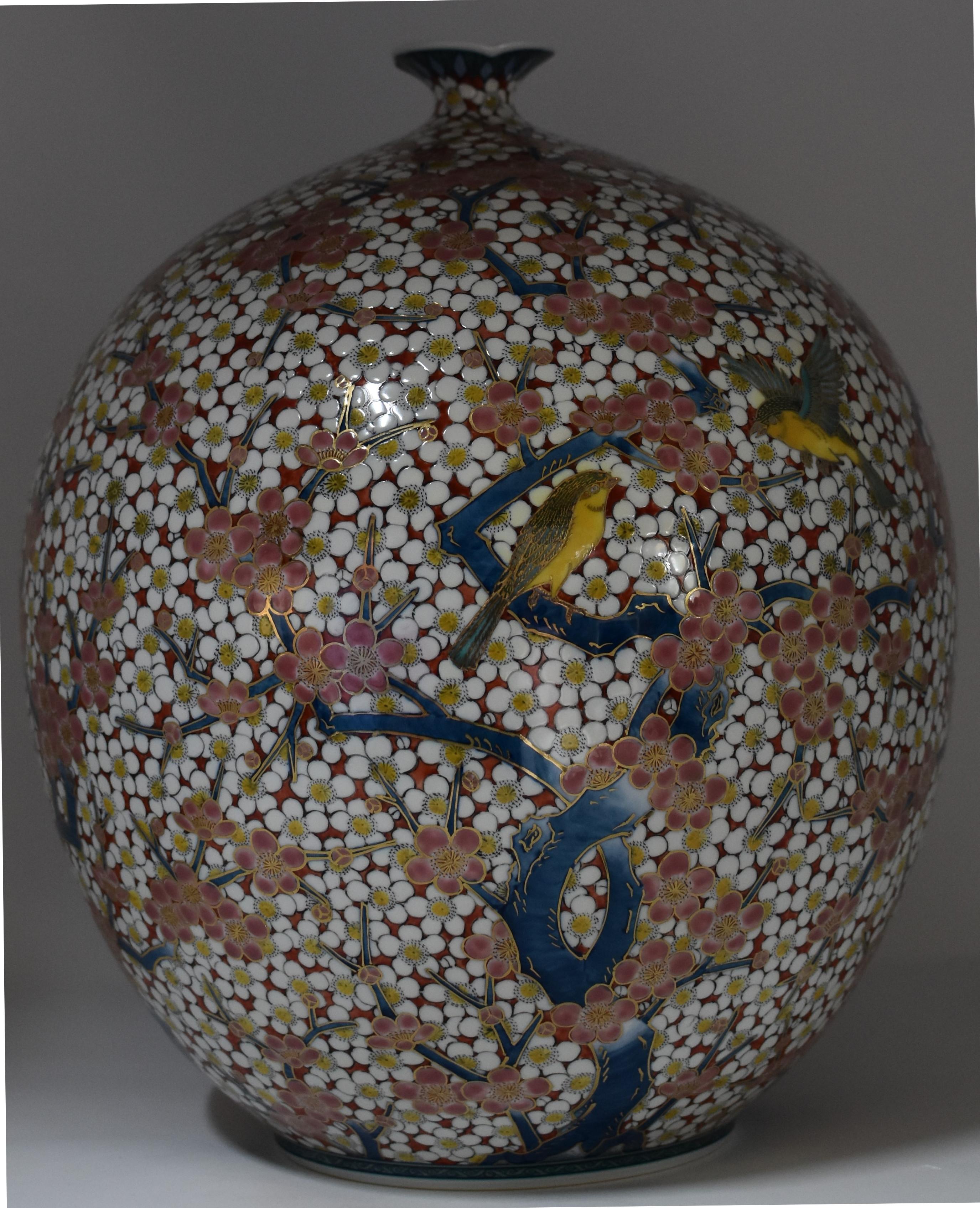 Decorative Large Japanese Imari Porcelain Vase by Contemporary Master Artist In New Condition In Takarazuka, JP