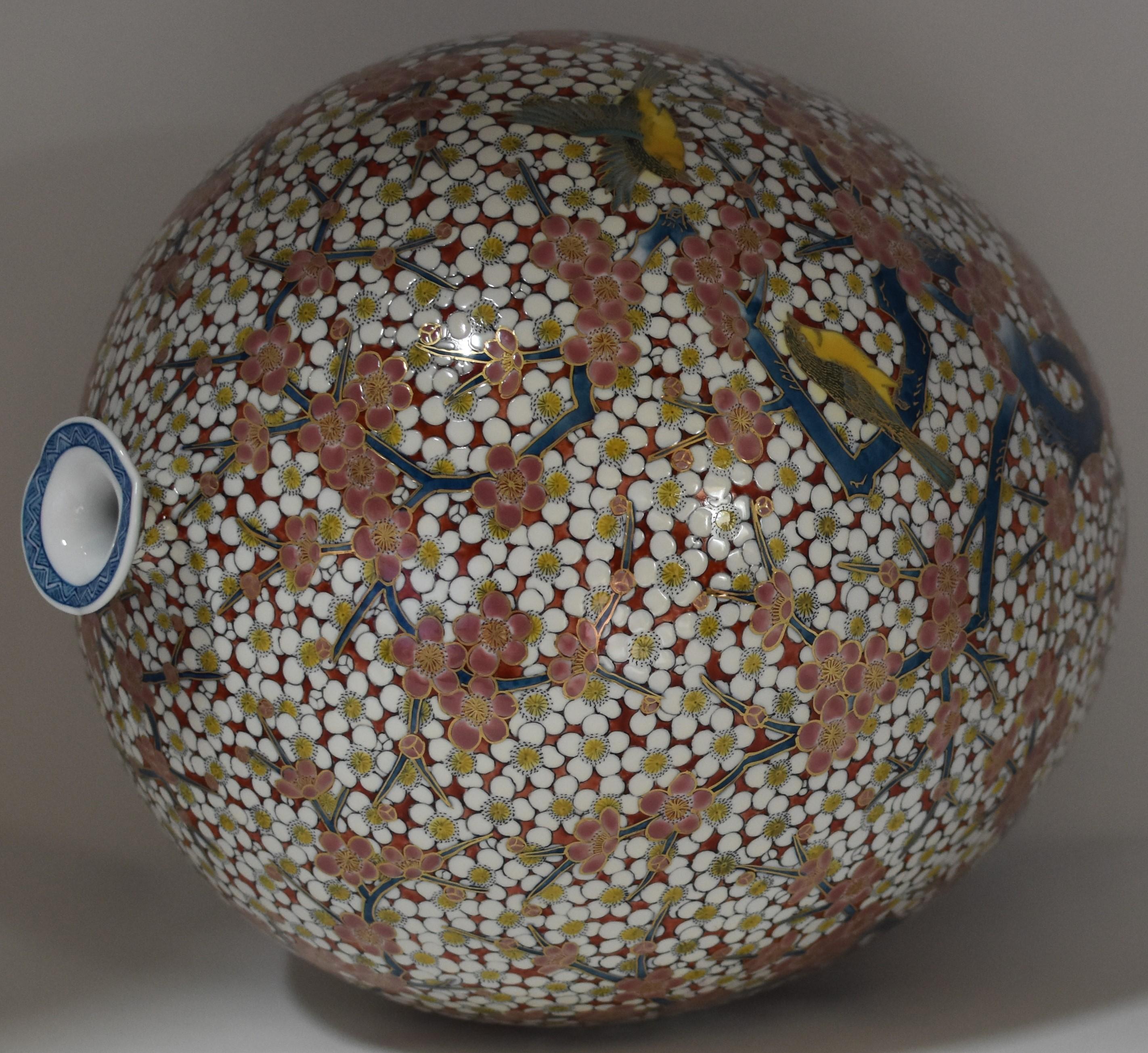 Decorative Large Japanese Imari Porcelain Vase by Contemporary Master Artist 3