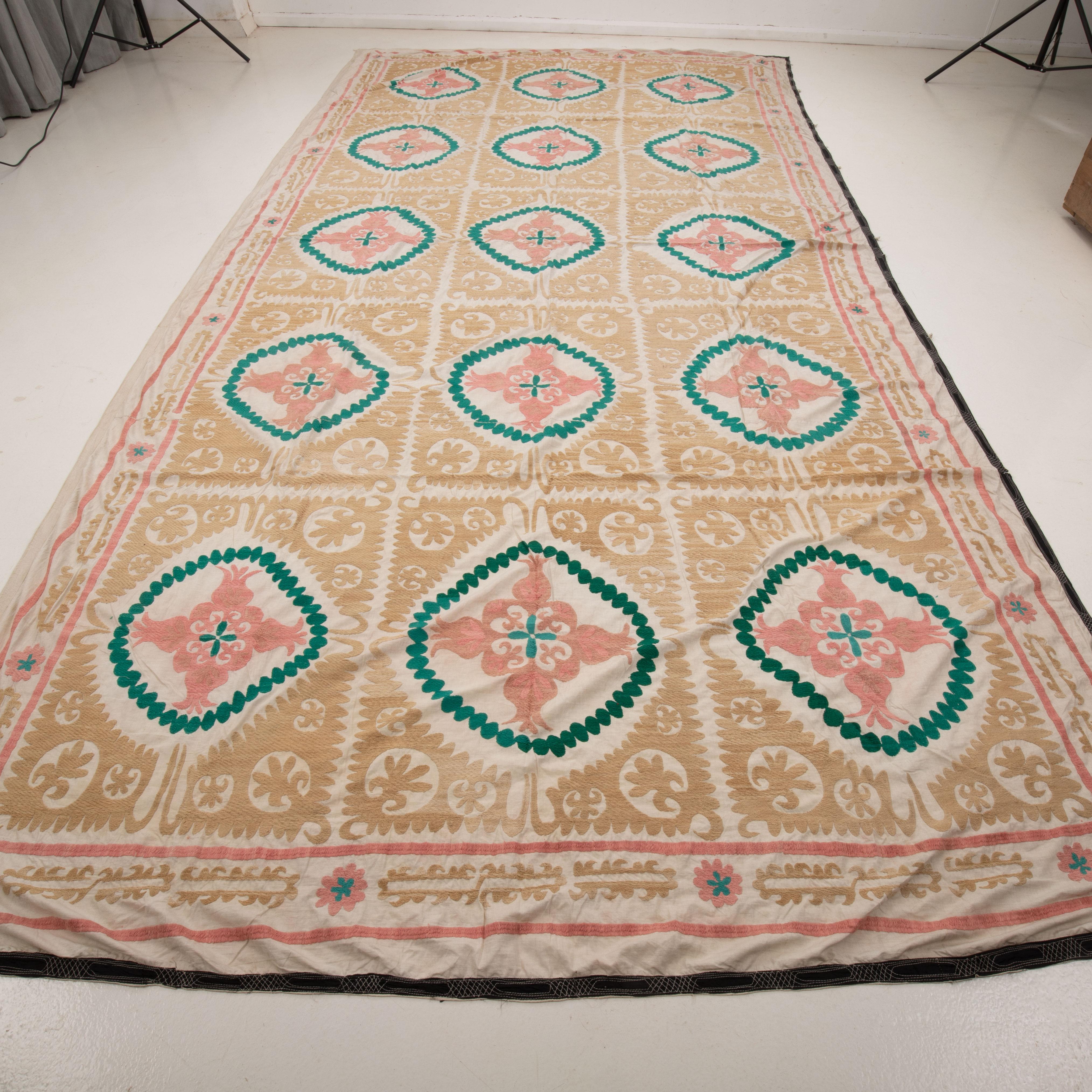 Decorative Large mid 20th C. Suzani from Uzbekistan In Good Condition For Sale In Istanbul, TR