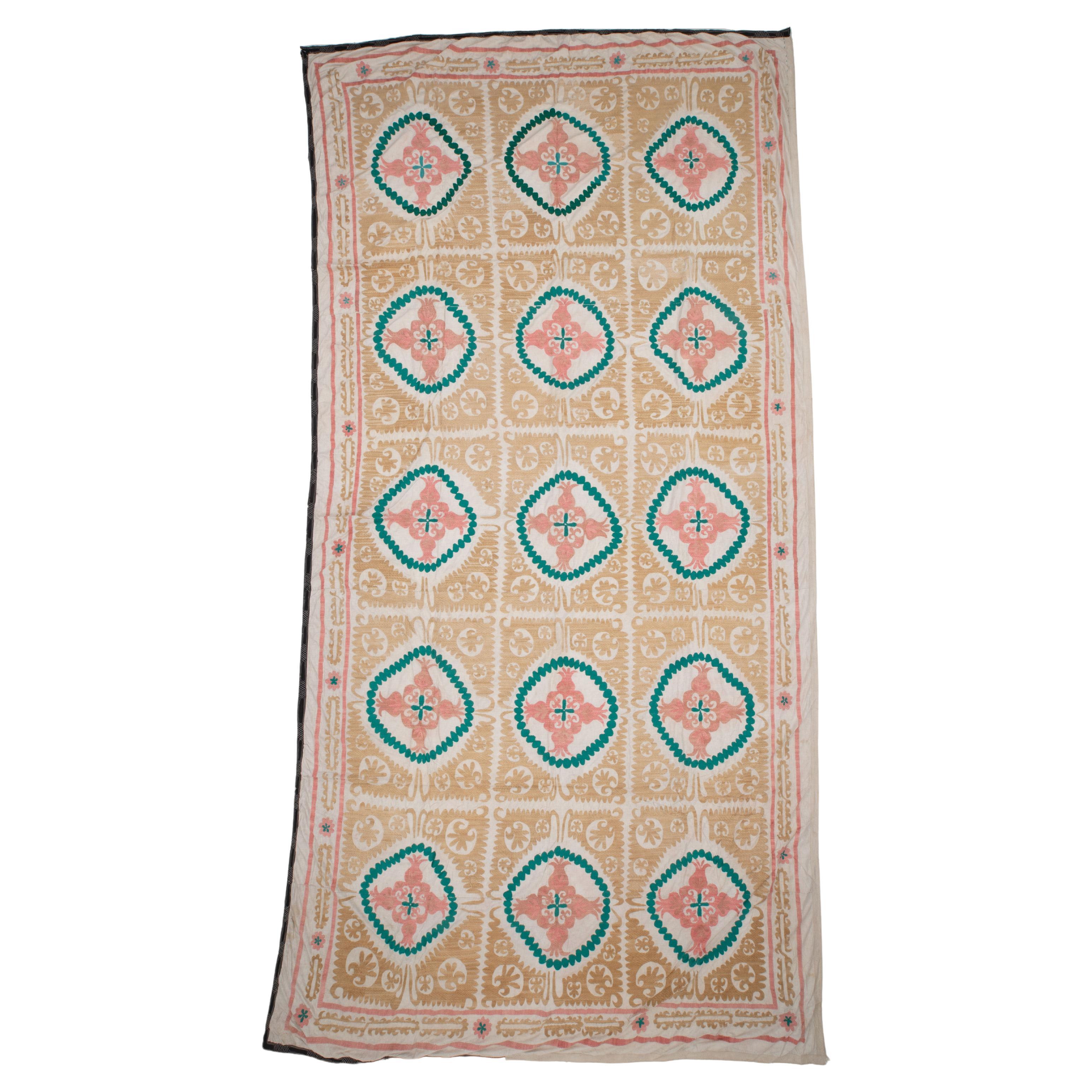 Grande Suzani decorativo della metà del 20° secolo dall'Uzbekistan