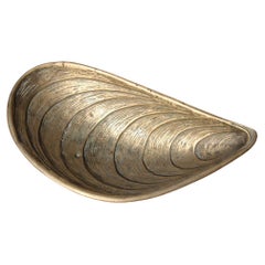 Decorative large mussel-shaped bowl Italy 1970 in heavy solid brass