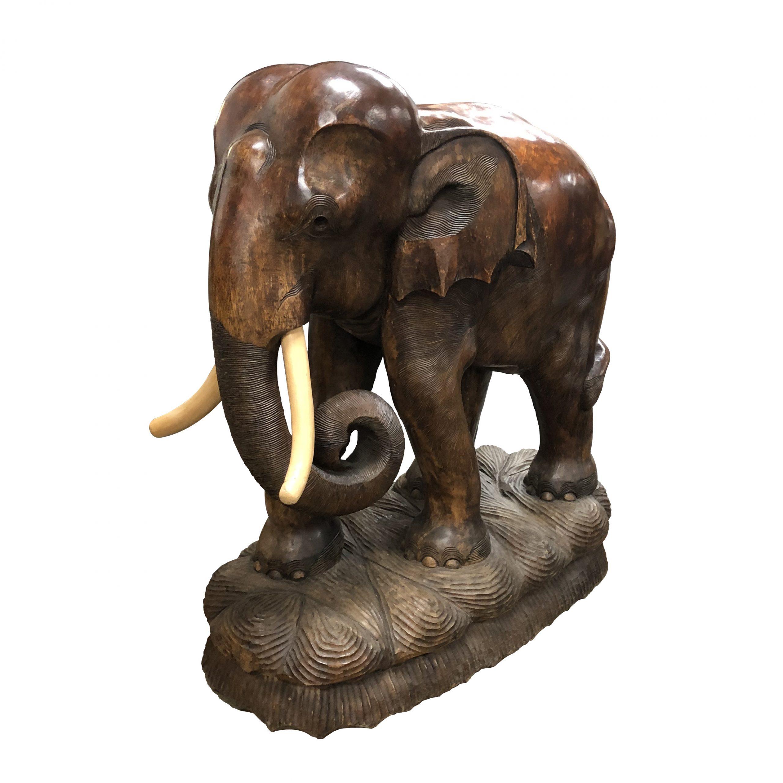 Inconnu Grande paire de sculptures d'éléphants en bois sculpté, 20e siècle en vente