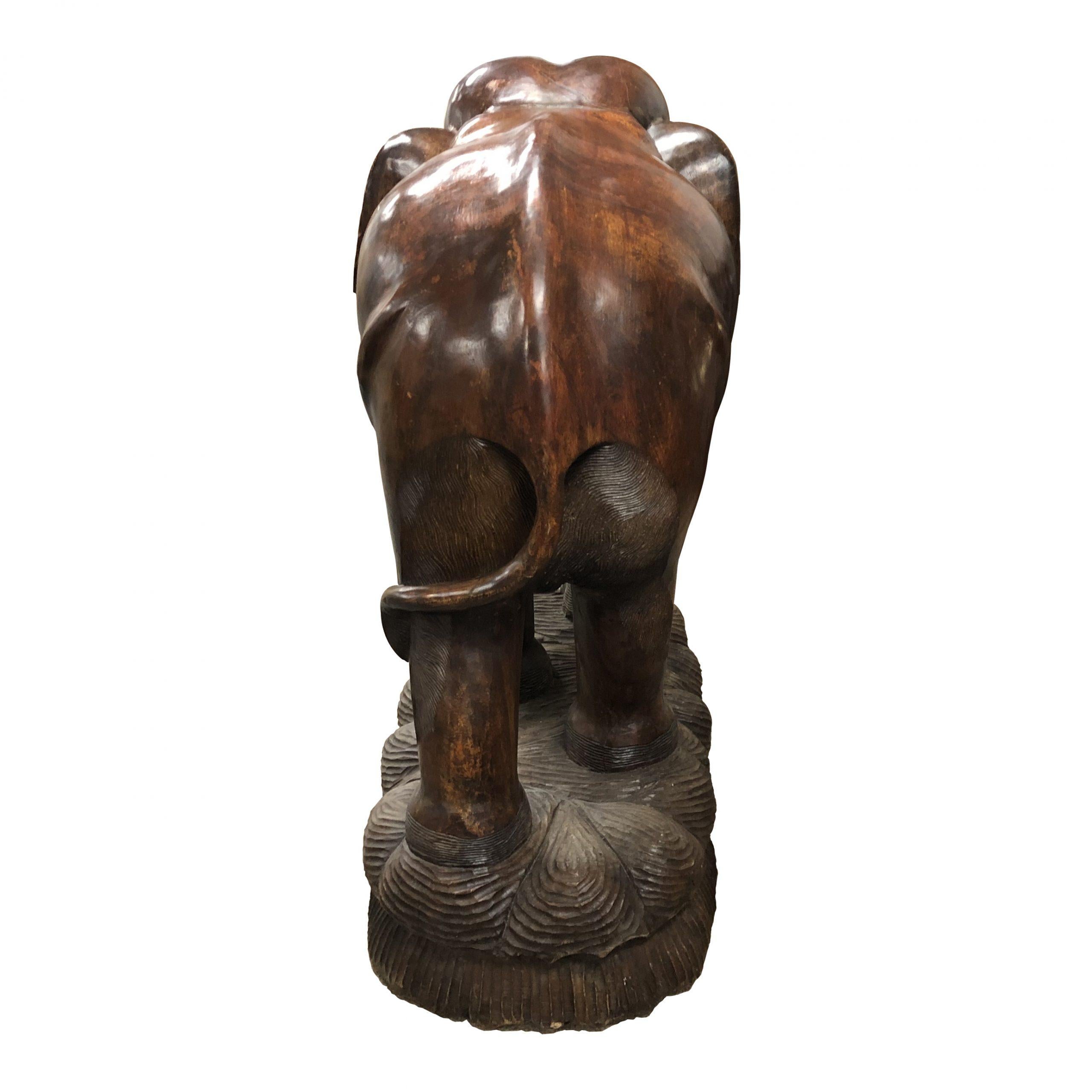 Milieu du XXe siècle Grande paire de sculptures d'éléphants en bois sculpté, 20e siècle en vente
