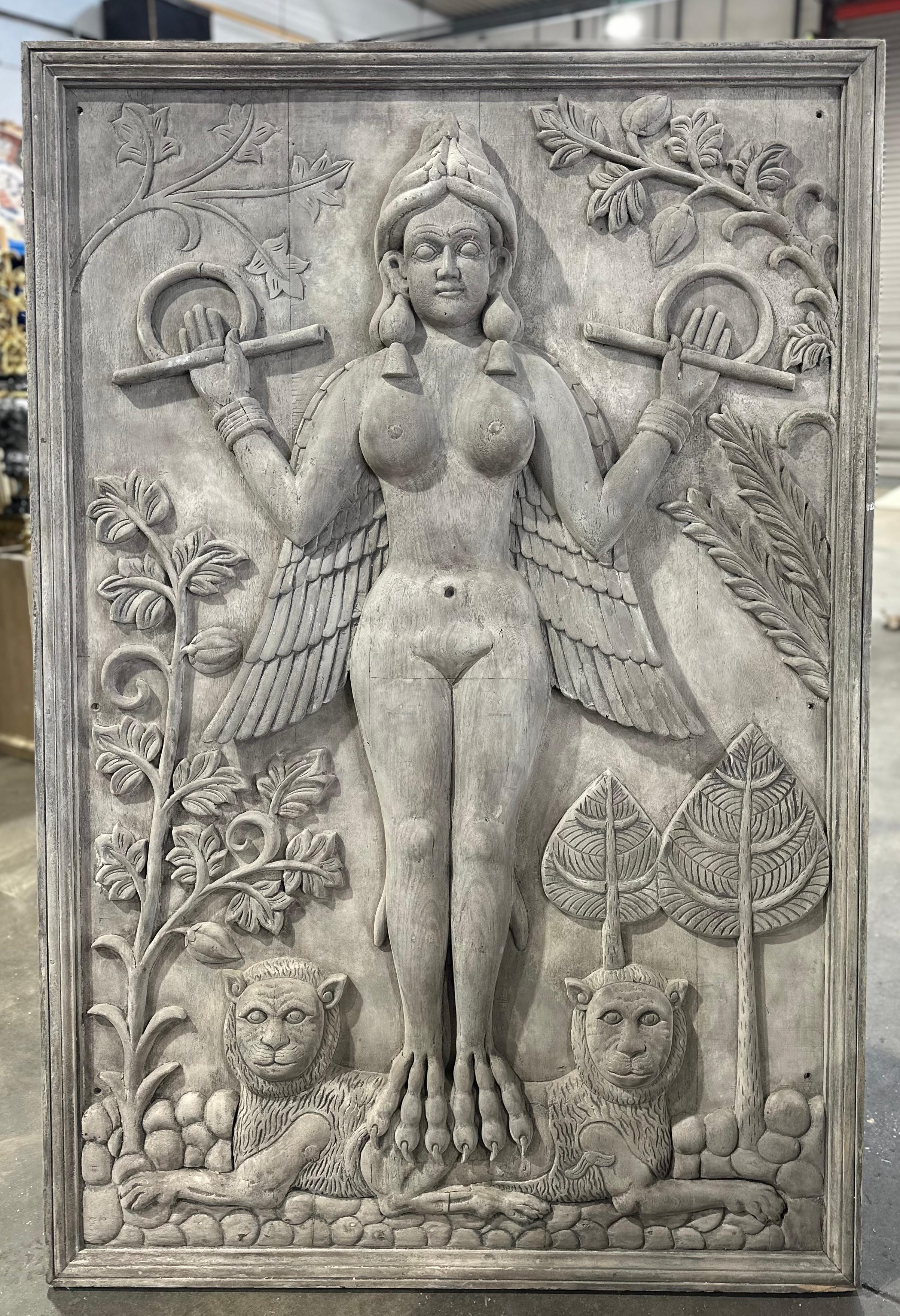 Dekoratives, großes Wandpaneelpaar mit Szenen aus Gilgamesh, die Szenen darstellen. (Europäisch) im Angebot