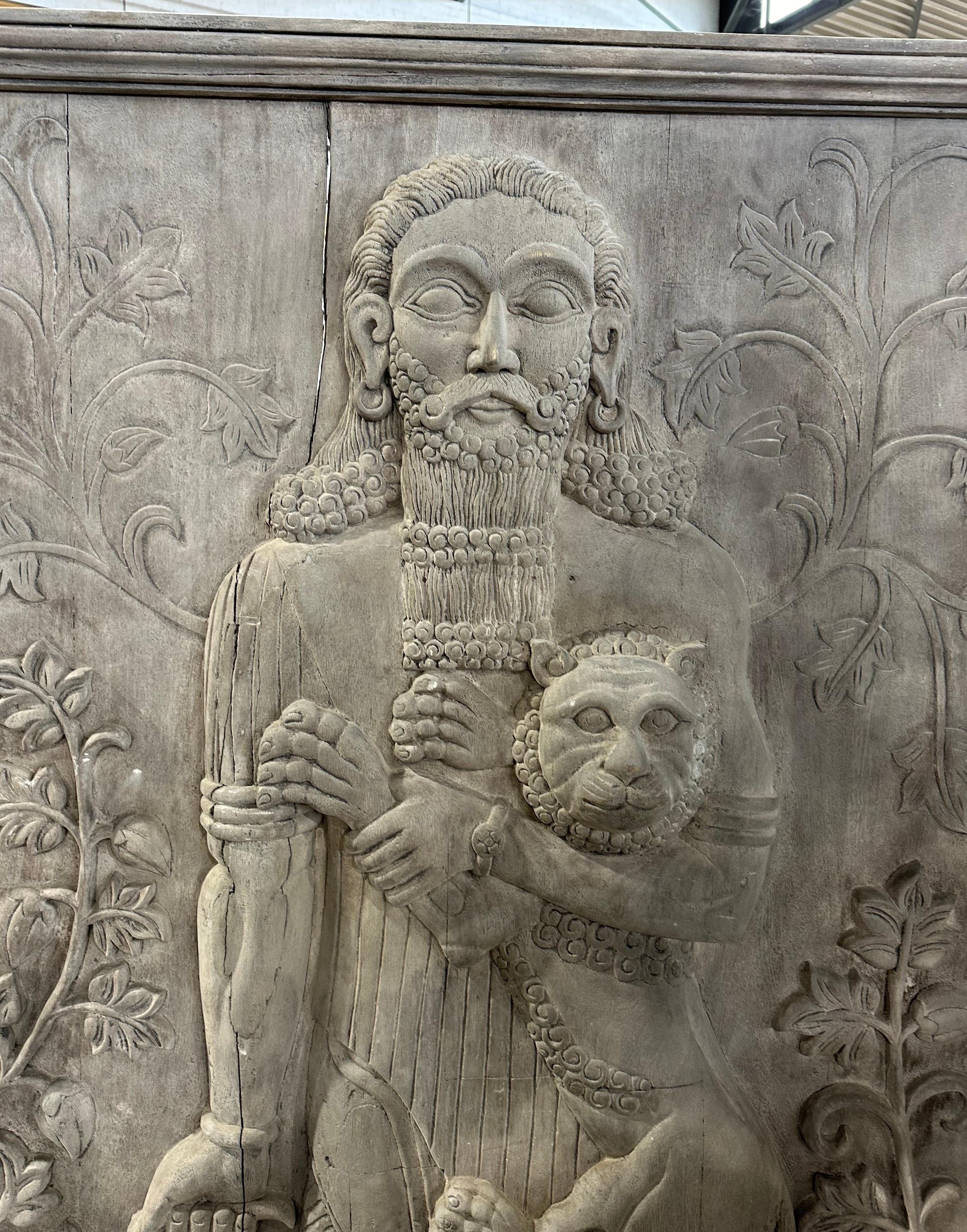 Dekoratives, großes Wandpaneelpaar mit Szenen aus Gilgamesh, die Szenen darstellen. im Zustand „Gut“ im Angebot in Southall, GB