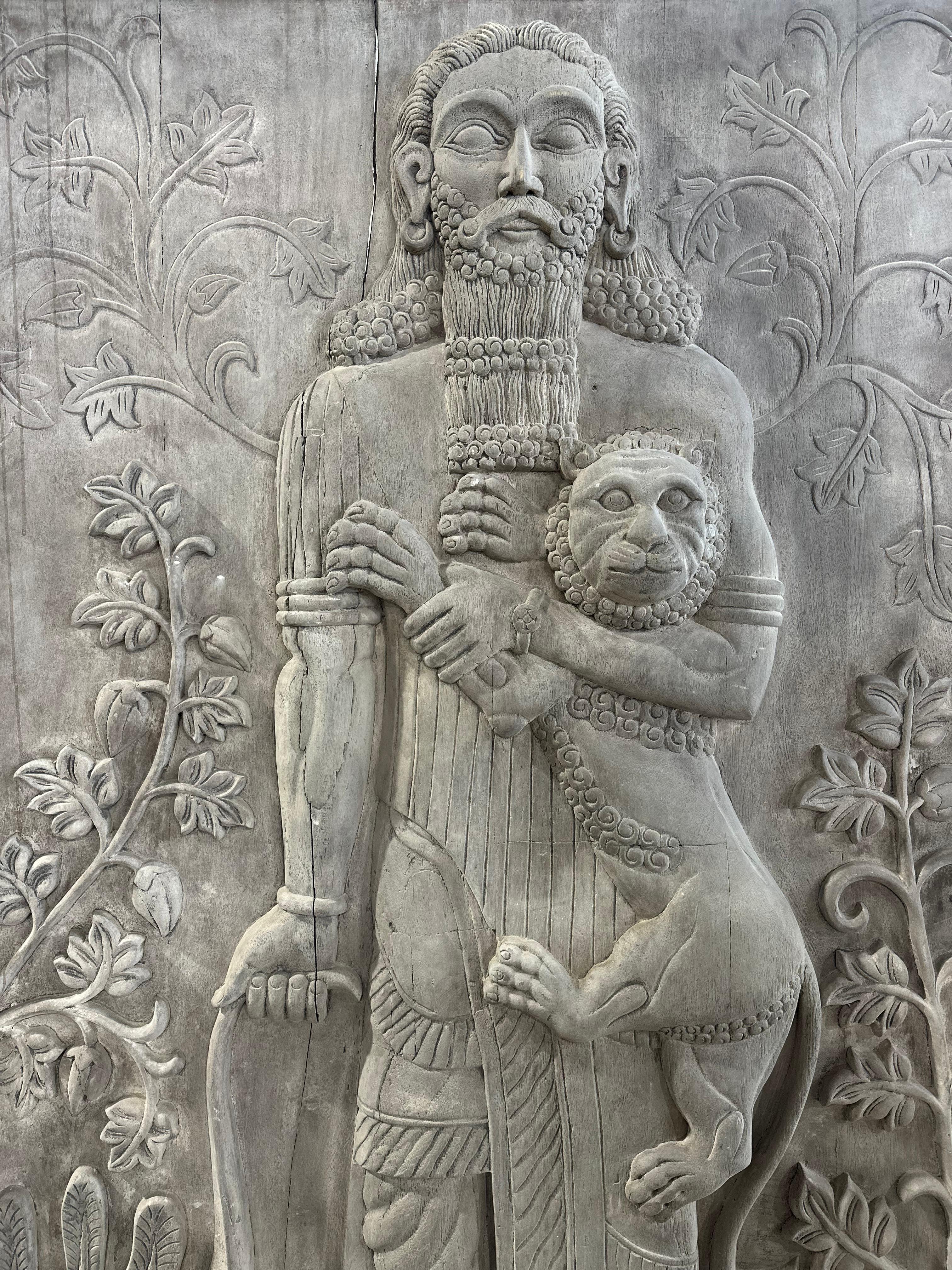 Dekoratives, großes Wandpaneelpaar mit Szenen aus Gilgamesh, die Szenen darstellen. im Angebot 2