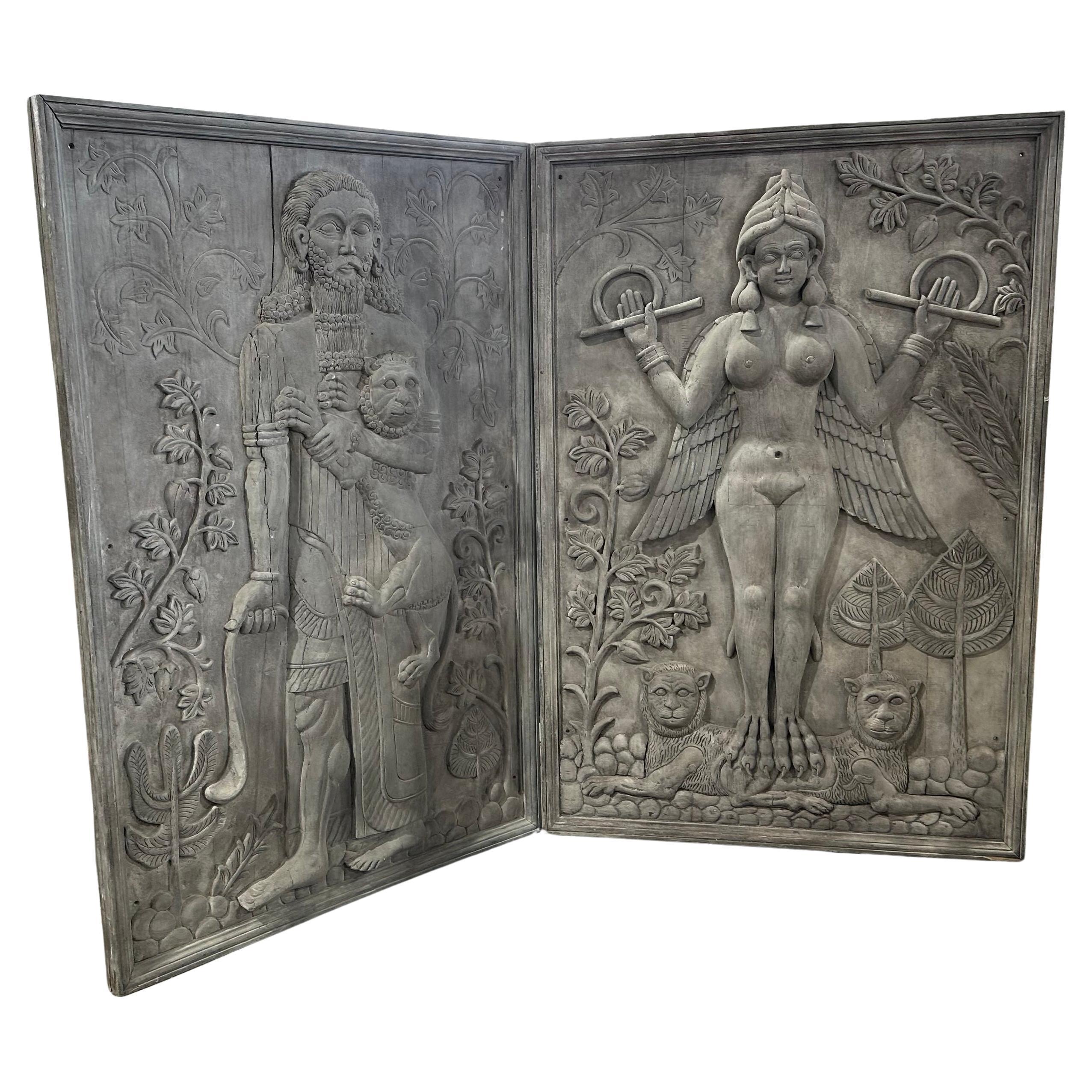 Dekoratives, großes Wandpaneelpaar mit Szenen aus Gilgamesh, die Szenen darstellen. im Angebot