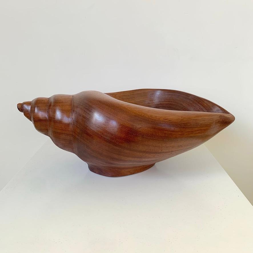 Grand plat en bois en forme de coquillage ou vide poche très décoratif, vers 1970, France.
Noyer sculpté à la main.
Dimensions : 45 cm de large, 27 cm de profondeur, 18 cm de hauteur : 45 cm L, 27 cm P, 18 cm H.
Article en bon état.
Tous les achats