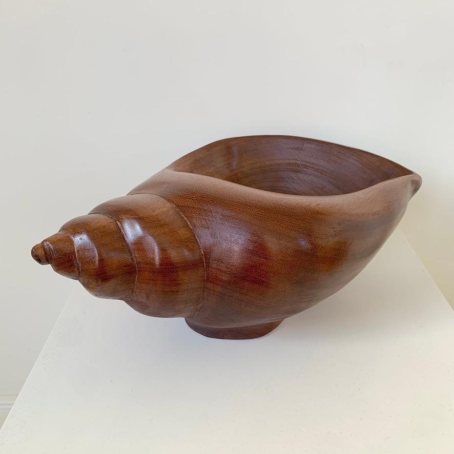 Français Grand plat décoratif en bois en forme de coquillage, vers 1970, France. en vente