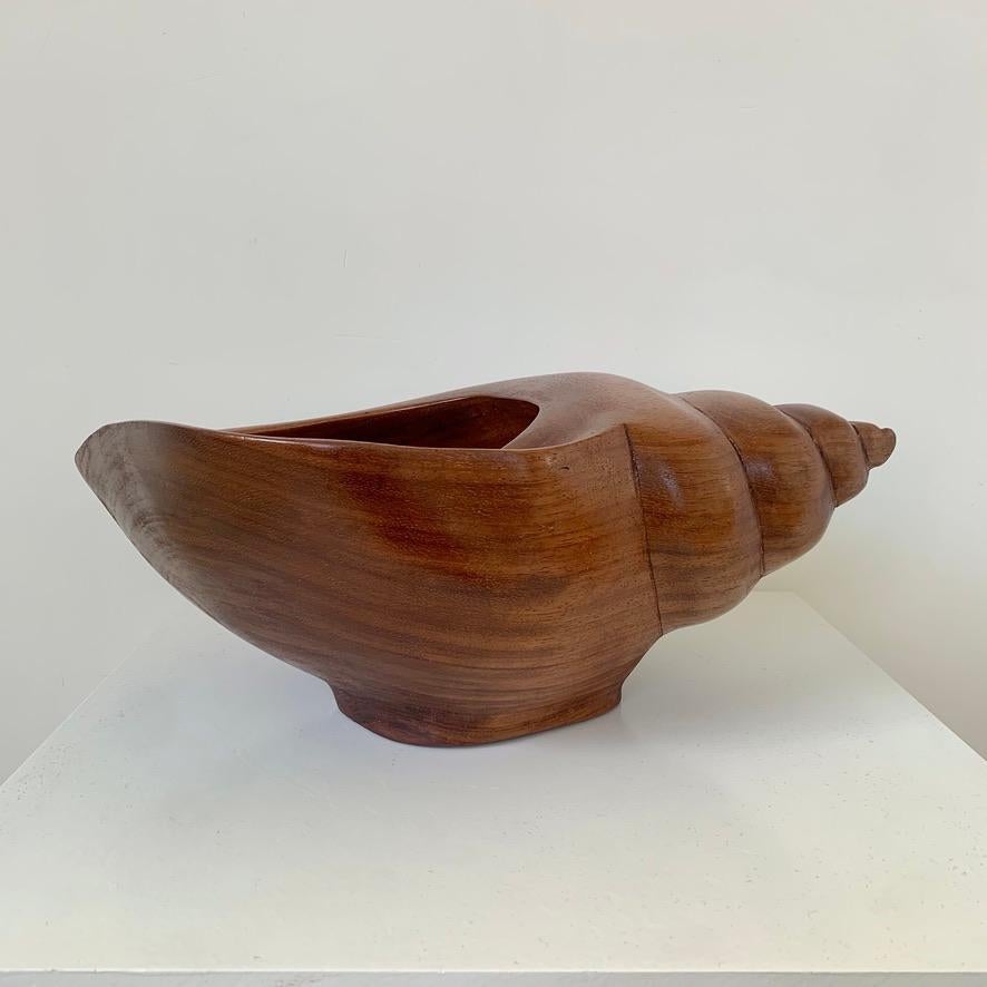 Sculpté à la main Grand plat décoratif en bois en forme de coquillage, vers 1970, France. en vente