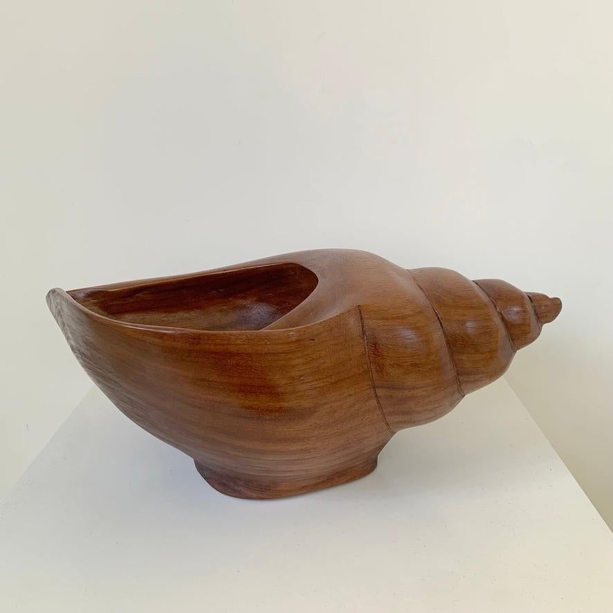 Grand plat décoratif en bois en forme de coquillage, vers 1970, France. Bon état - En vente à Brussels, BE