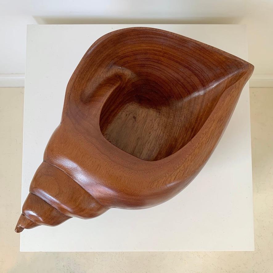 Fin du 20e siècle Grand plat décoratif en bois en forme de coquillage, vers 1970, France. en vente