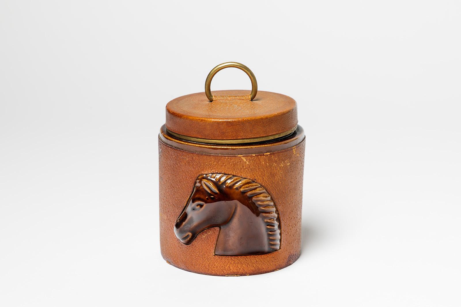 Longchamp

French leather and ceramic cigarette box by french luxury house

Original good condition, circa 1980

Signed under the base

Horse decoration

Measures: Height closed : 11 cm large : 10 cm.
