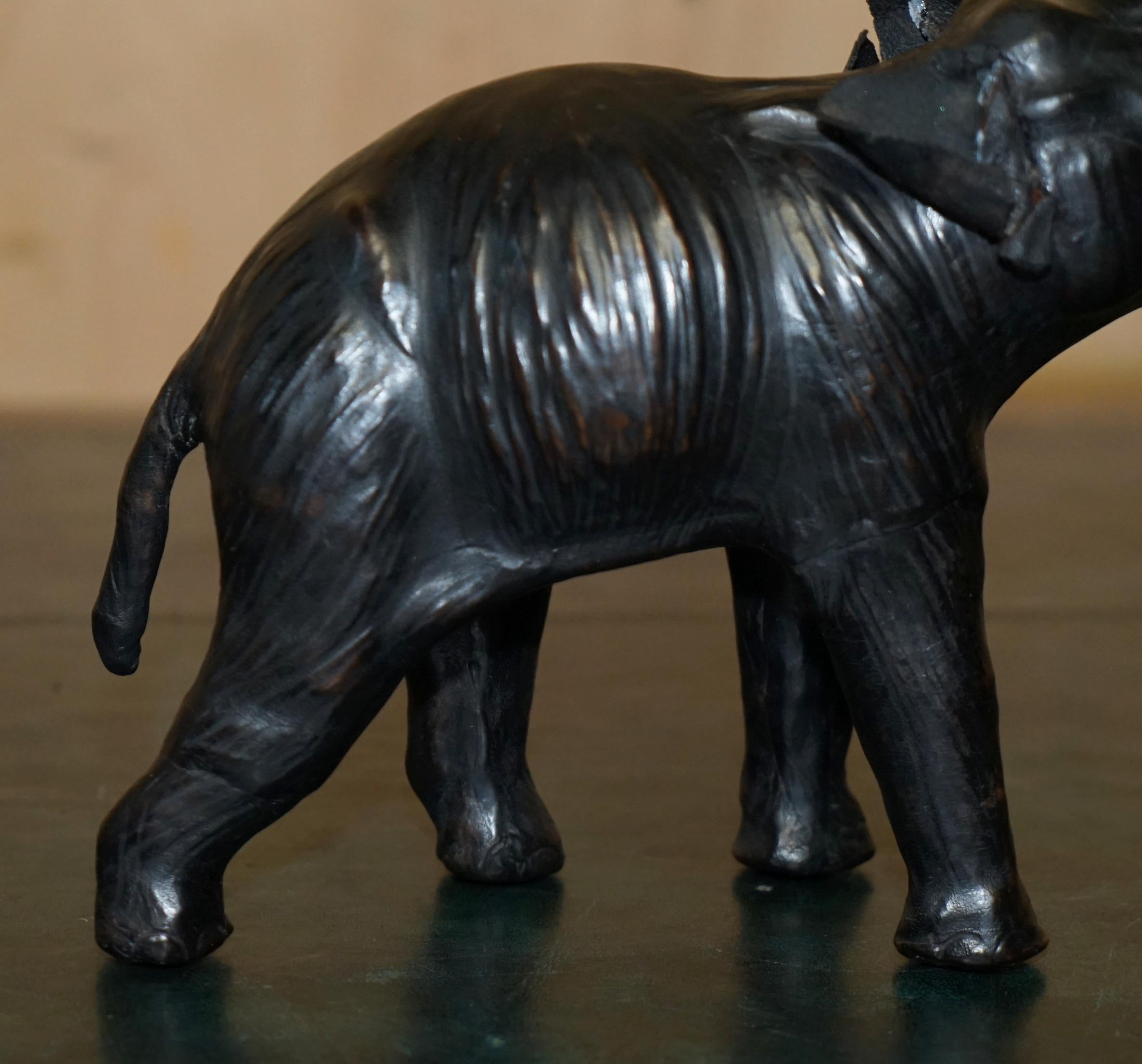 DEKORATIVE LiBERTY'S LONDON OMERSA LEATHER ELEPHANT FOOTSTOOL STOOL GLASS EYES (Nordamerikanisch) im Angebot