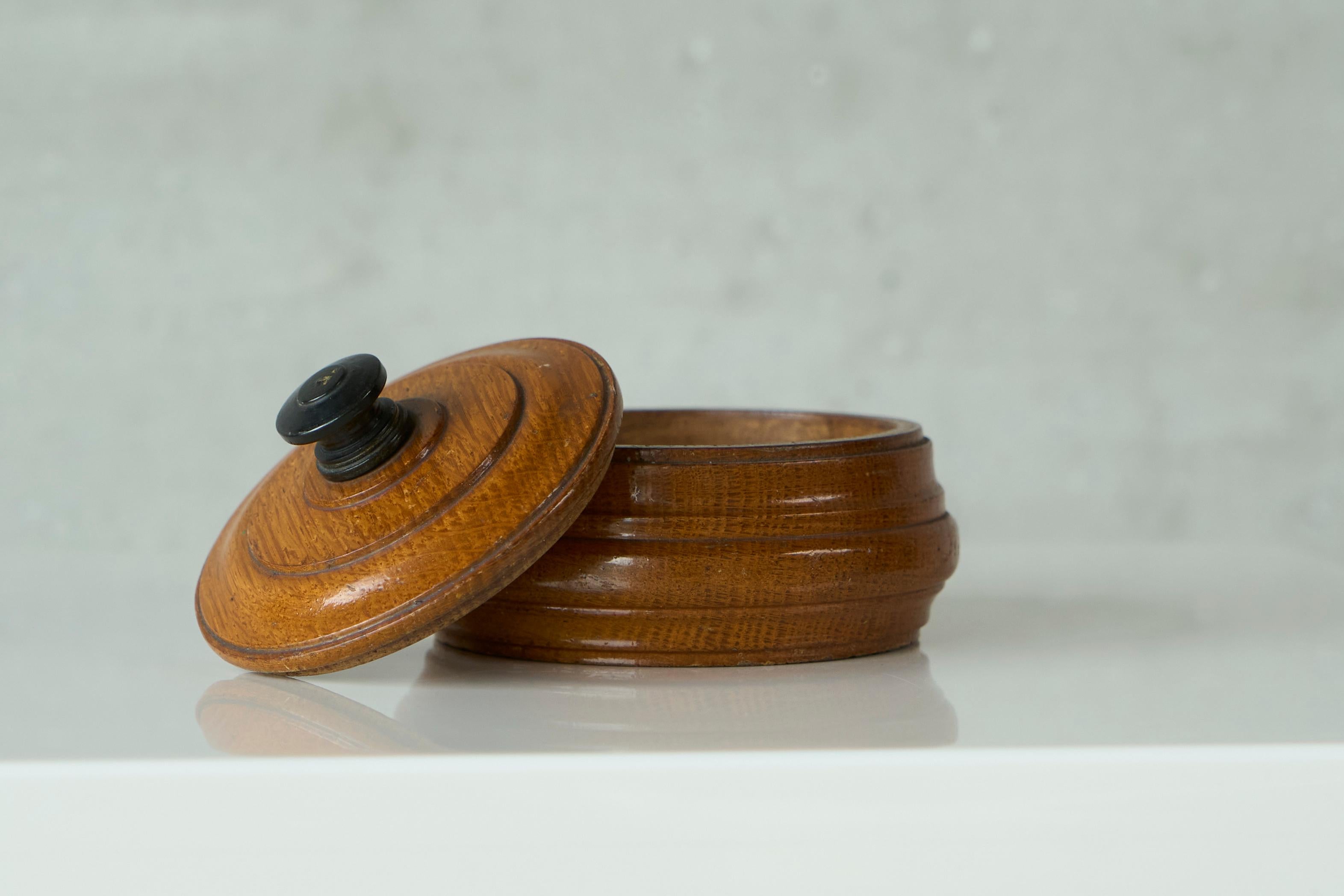 Decorative Lidded Box in Wood 1930s In Good Condition For Sale In Meer, VAN