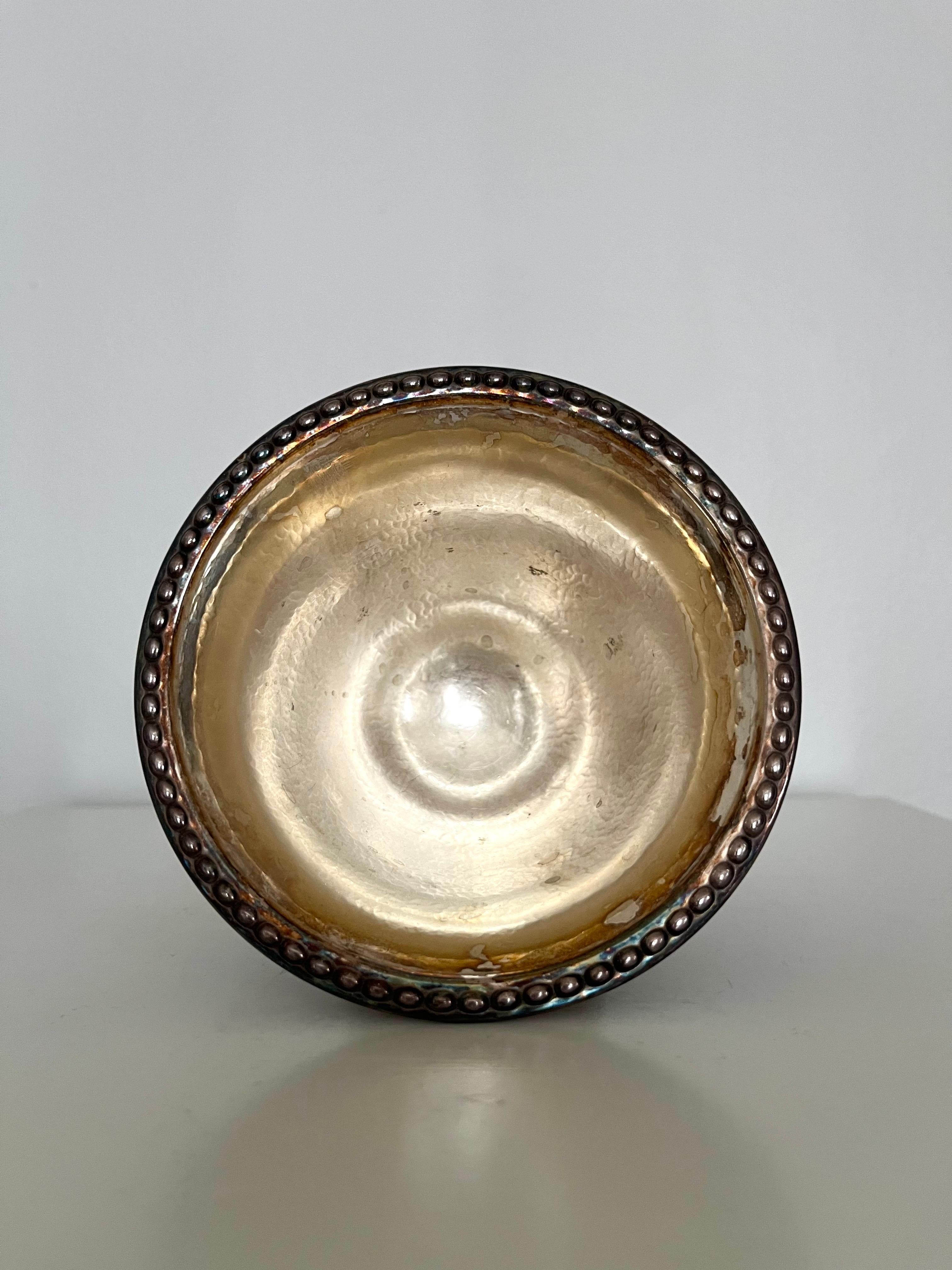 Dekorative Metallschüssel mit Deckel und Tannenzapfen, ca. 1920-1930er Jahre im Angebot 5