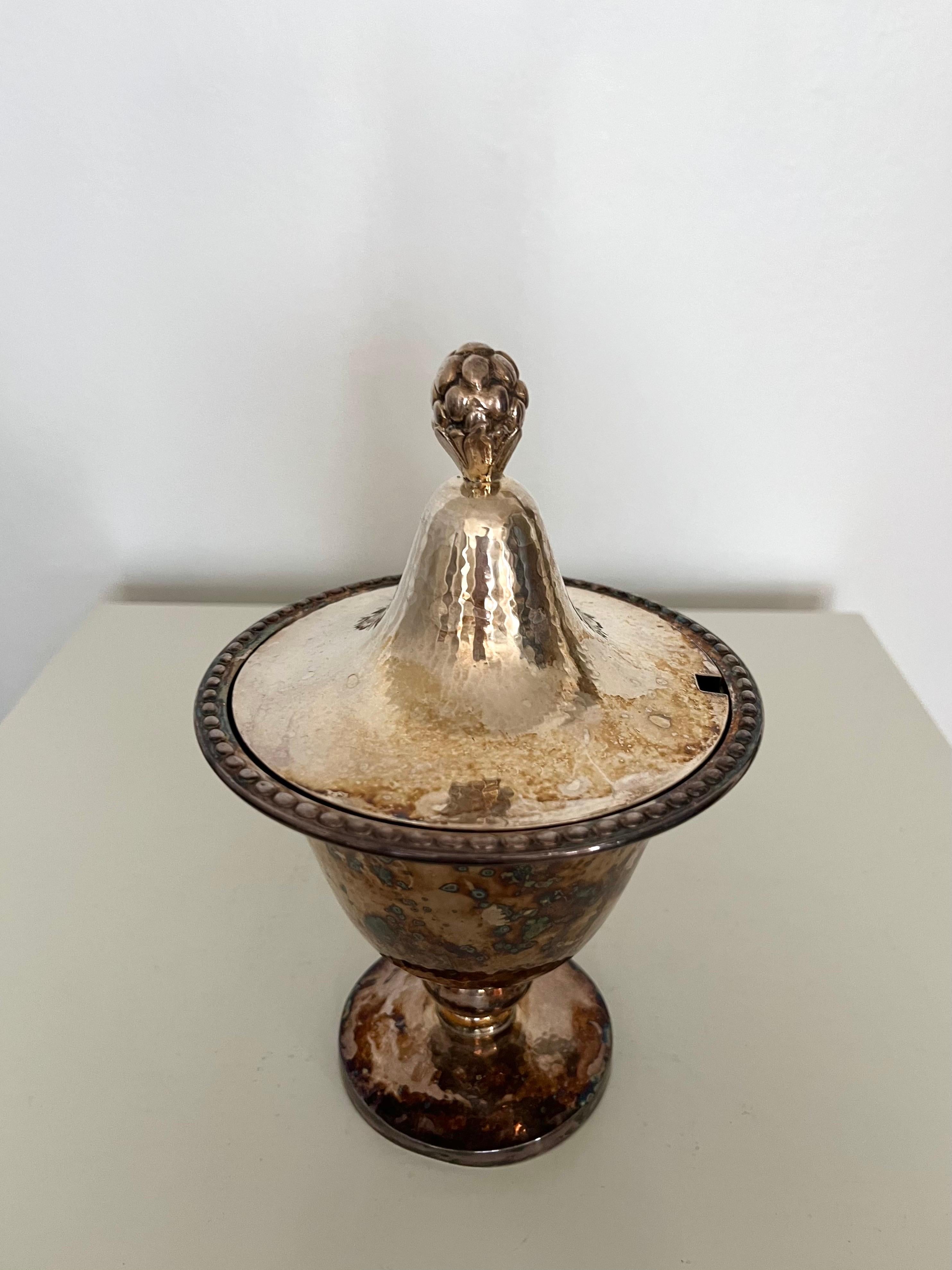 Dekorative Metallschüssel mit Deckel und Tannenzapfen, ca. 1920-1930er Jahre (Art nouveau) im Angebot
