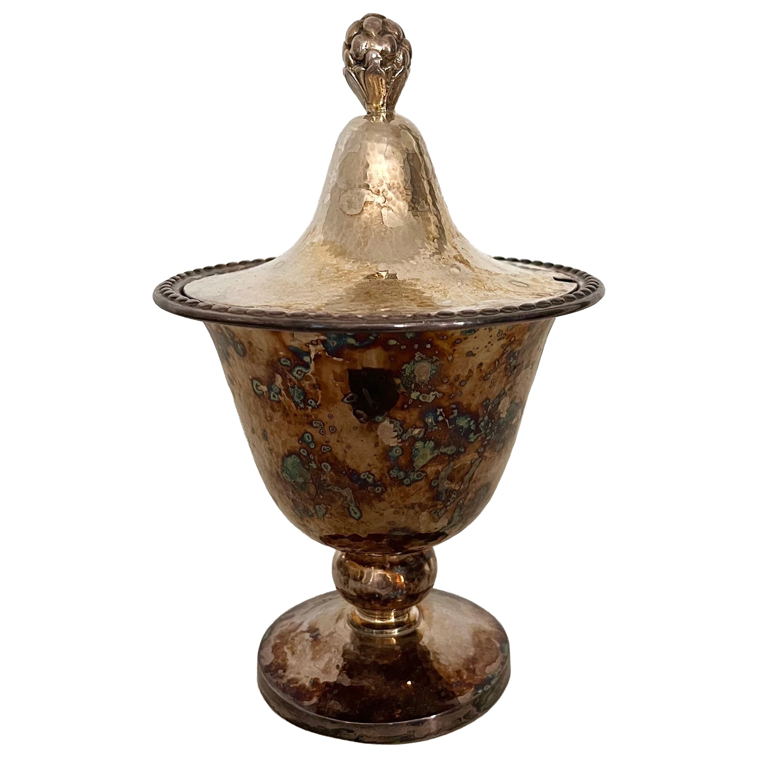 Dekorative Metallschüssel mit Deckel und Tannenzapfen, ca. 1920-1930er Jahre im Angebot